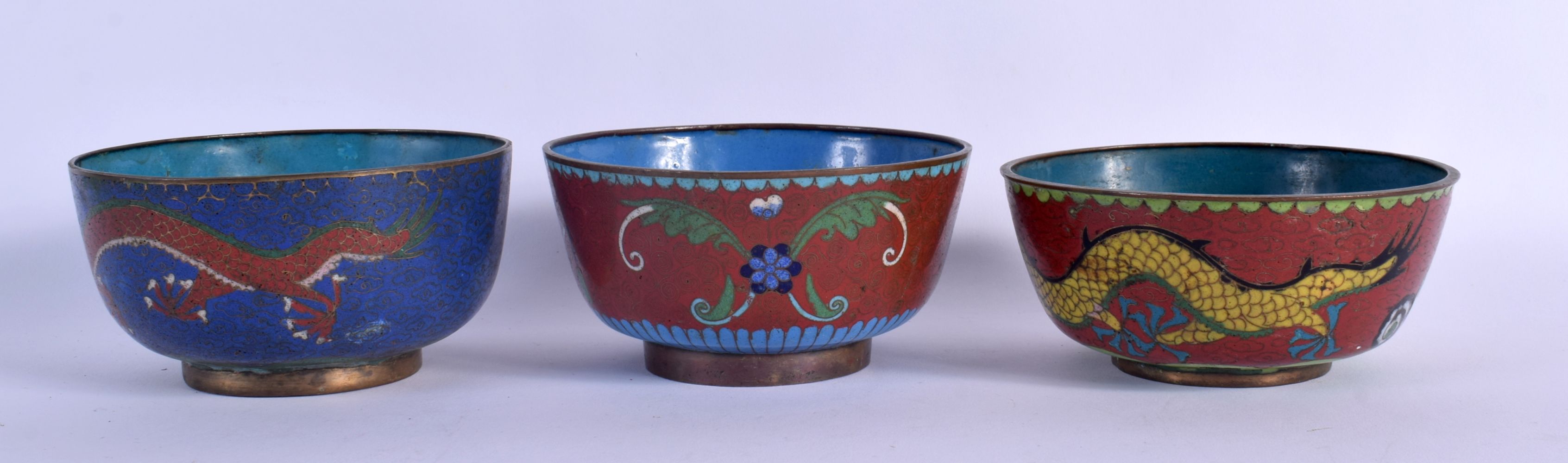 A COLLECTION OF EARLY 20TH CENTURY CHINESE CLOISONNE together with other porcelain etc. (qty) - Bild 19 aus 23