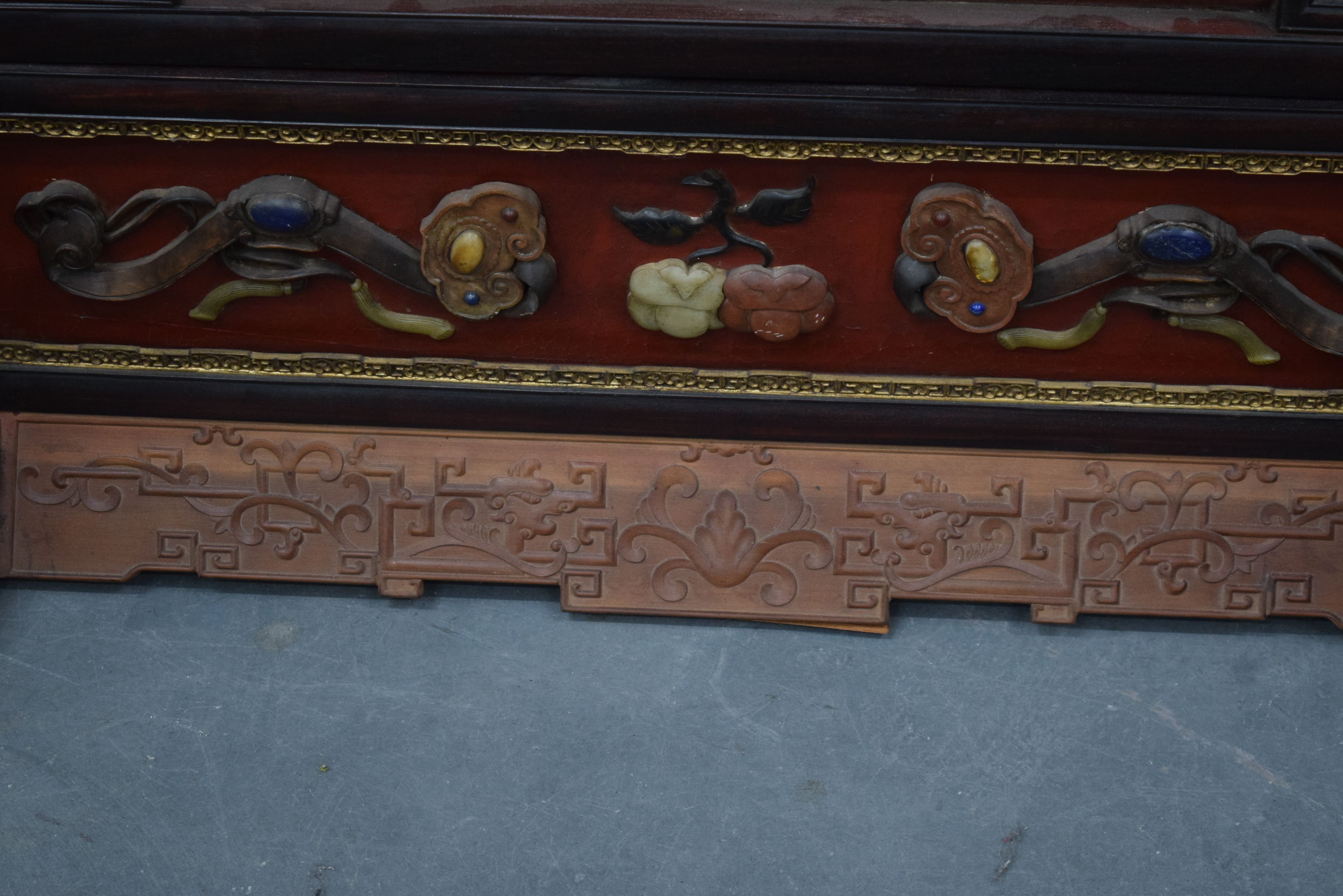 A MONUMENTAL PAIR OF CHINESE HARDWOOD CLOISONNE ENAMEL AND STONE SCREENS upon fitted stands, probabl - Bild 7 aus 8