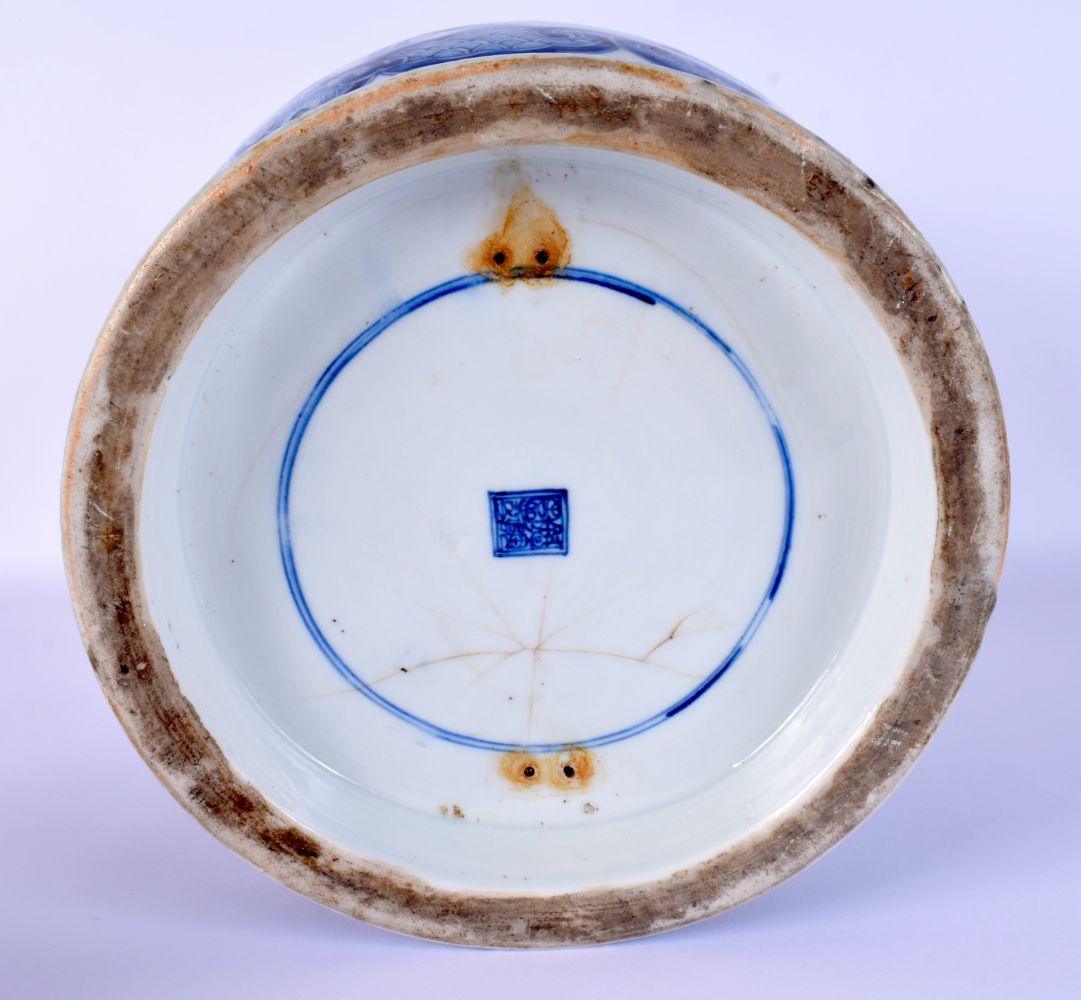 A LARGE 17TH/18TH CENTURY CHINESE BLUE AND WHITE PORCELAIN BOWL Kangxi/Yongzheng, painted with a bir - Bild 6 aus 6