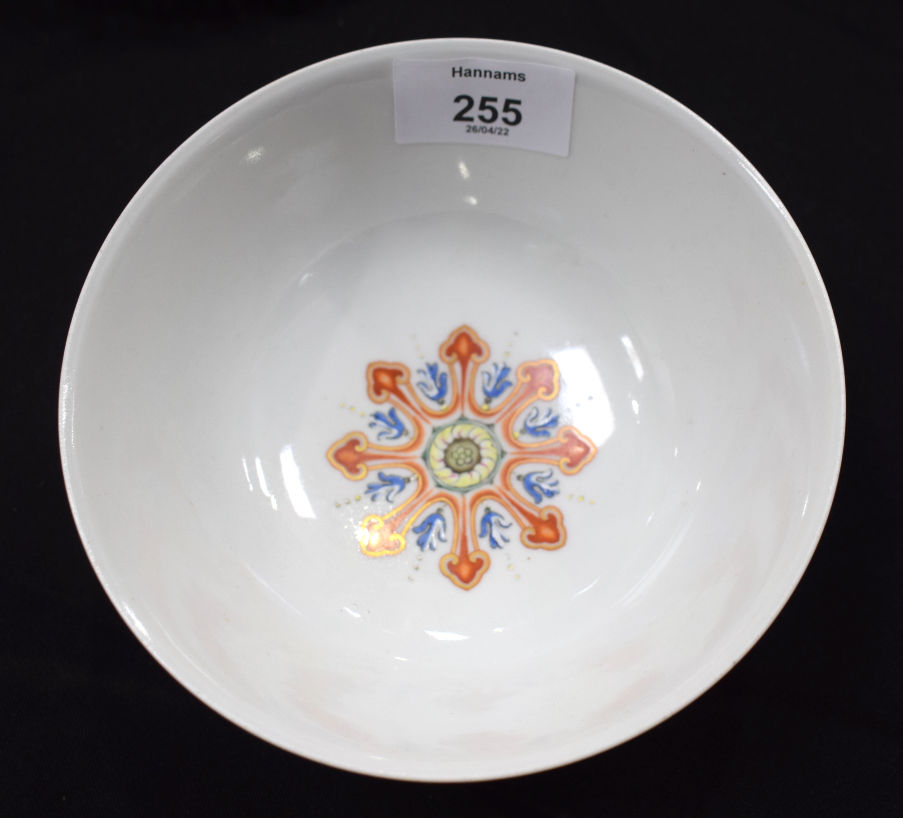 AN EARLY 20TH CENTURY CHINESE FAMILLE ROSE SCRAFITO PORCELAIN BOWL Late Qing/Republic, enamelled wit - Bild 11 aus 12