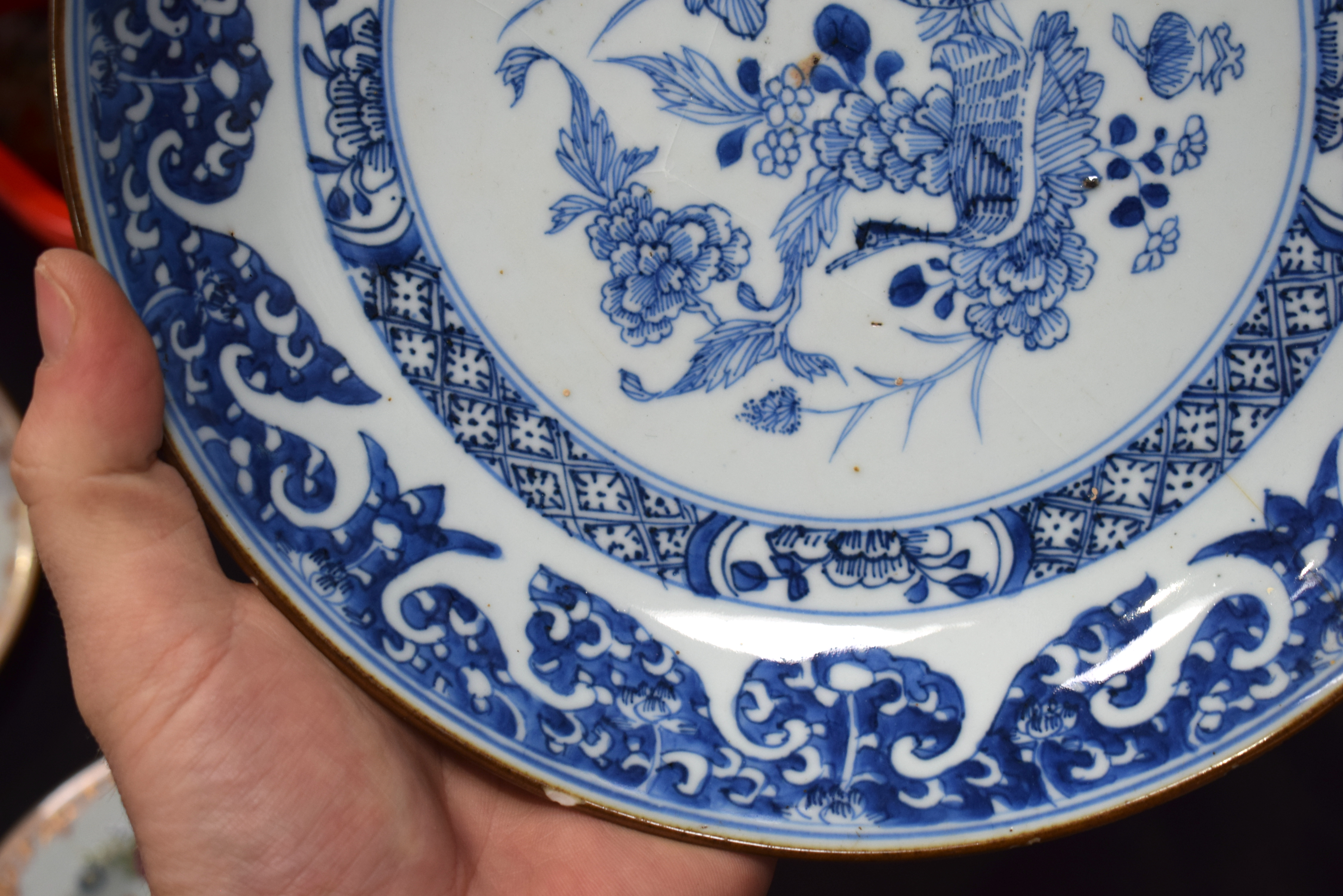 AN 18TH CENTURY CHINESE EXPORT BLUE AND WHITE PLATE Kangxi/Yongzheng, together with a Canton vase & - Bild 24 aus 36