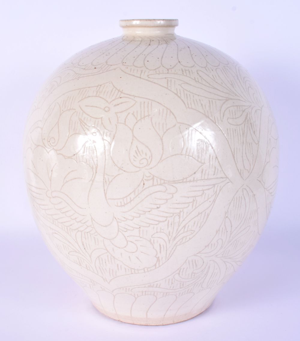A RARE CHINESE QING DYNASTY INCISED WHITE GLAZED BULBOUS VASE decorated with birds and foliage. 24 c - Bild 3 aus 5