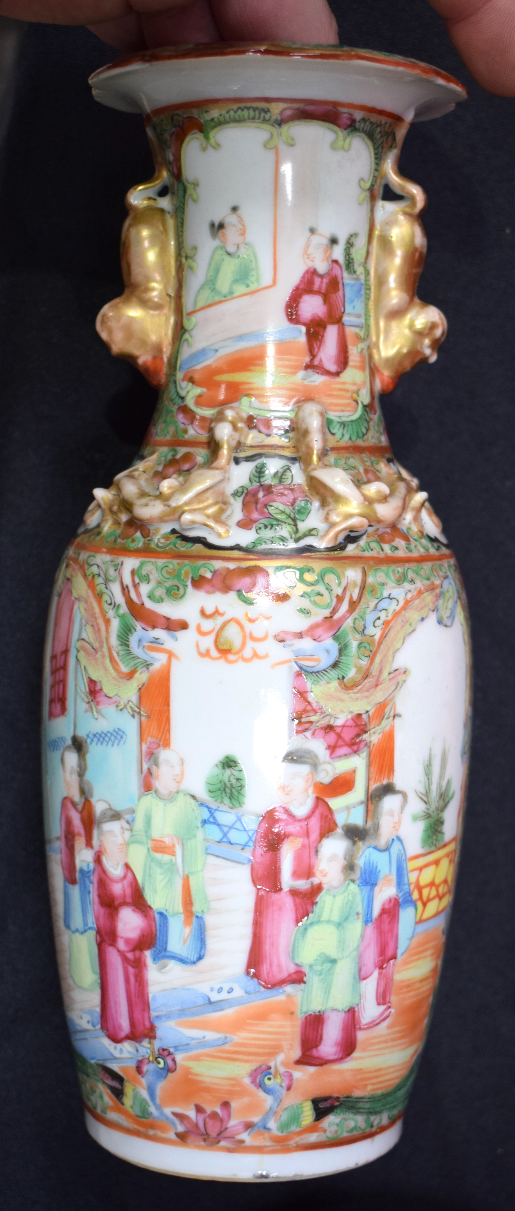 A SET OF THREE 19TH CENTURY CHINESE CANTON FAMILLE ROSE VASES Qing. Largest 28 cm high. (3) - Bild 21 aus 25