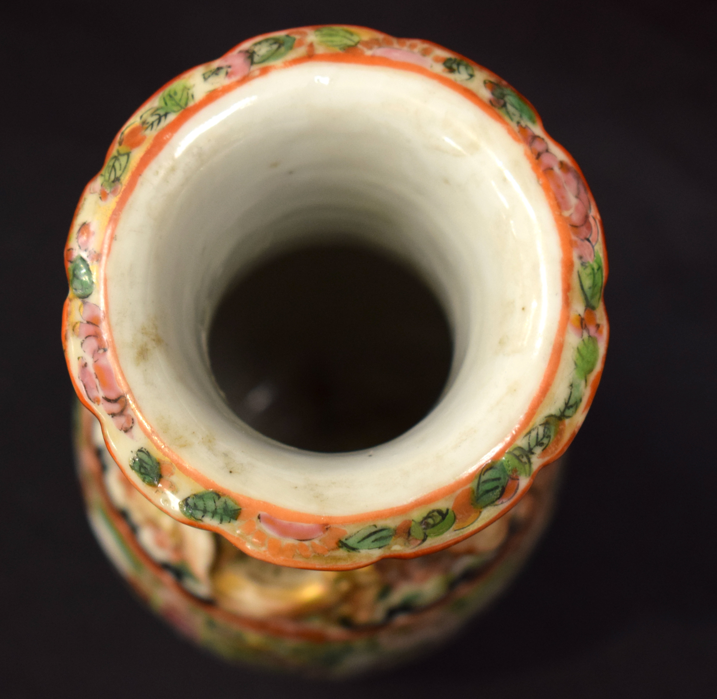 A SET OF THREE 19TH CENTURY CHINESE CANTON FAMILLE ROSE VASES Qing. Largest 28 cm high. (3) - Bild 16 aus 25