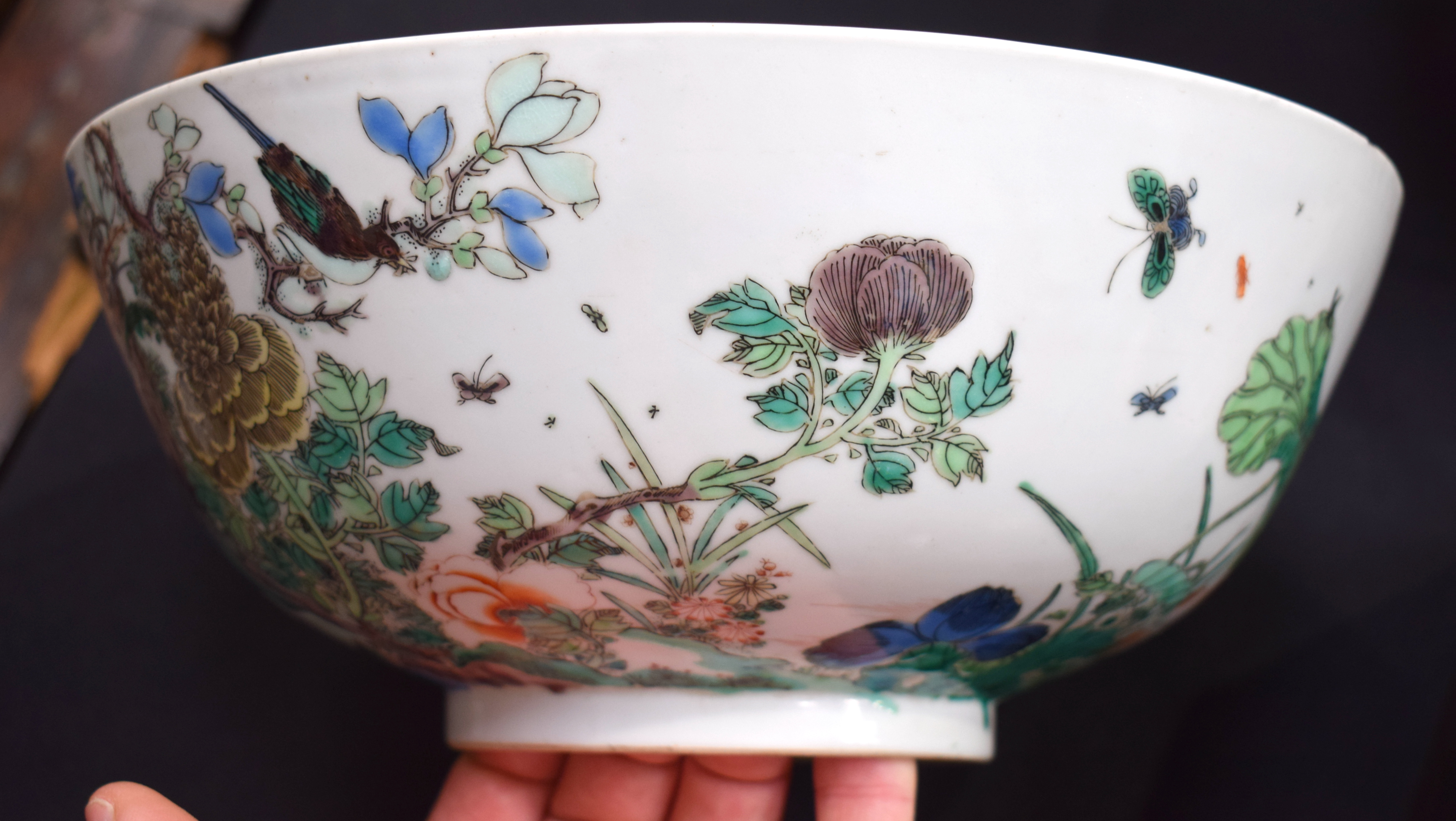 A LARGE EARLY 18TH CENTURY CHINESE FAMILLE VERTE PORCELAIN BOWL Late Kangxi, painted with bold folia - Bild 6 aus 17