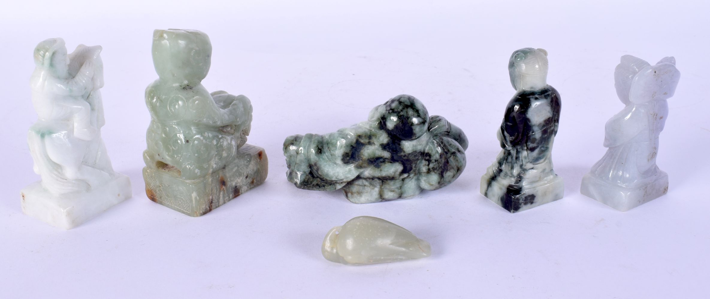 SIX EARLY 20TH CENTURY CHINESE CARVED JADEITE FIGURES in various forms and sizes. Largest 7.5 cm x 4 - Bild 2 aus 3