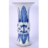 A 17TH/18TH CENTURY CHINESE BLUE AND WHITE GU FORM BEAKER VASE Kangxi/Yongzheng. 21 cm x 10 cm.