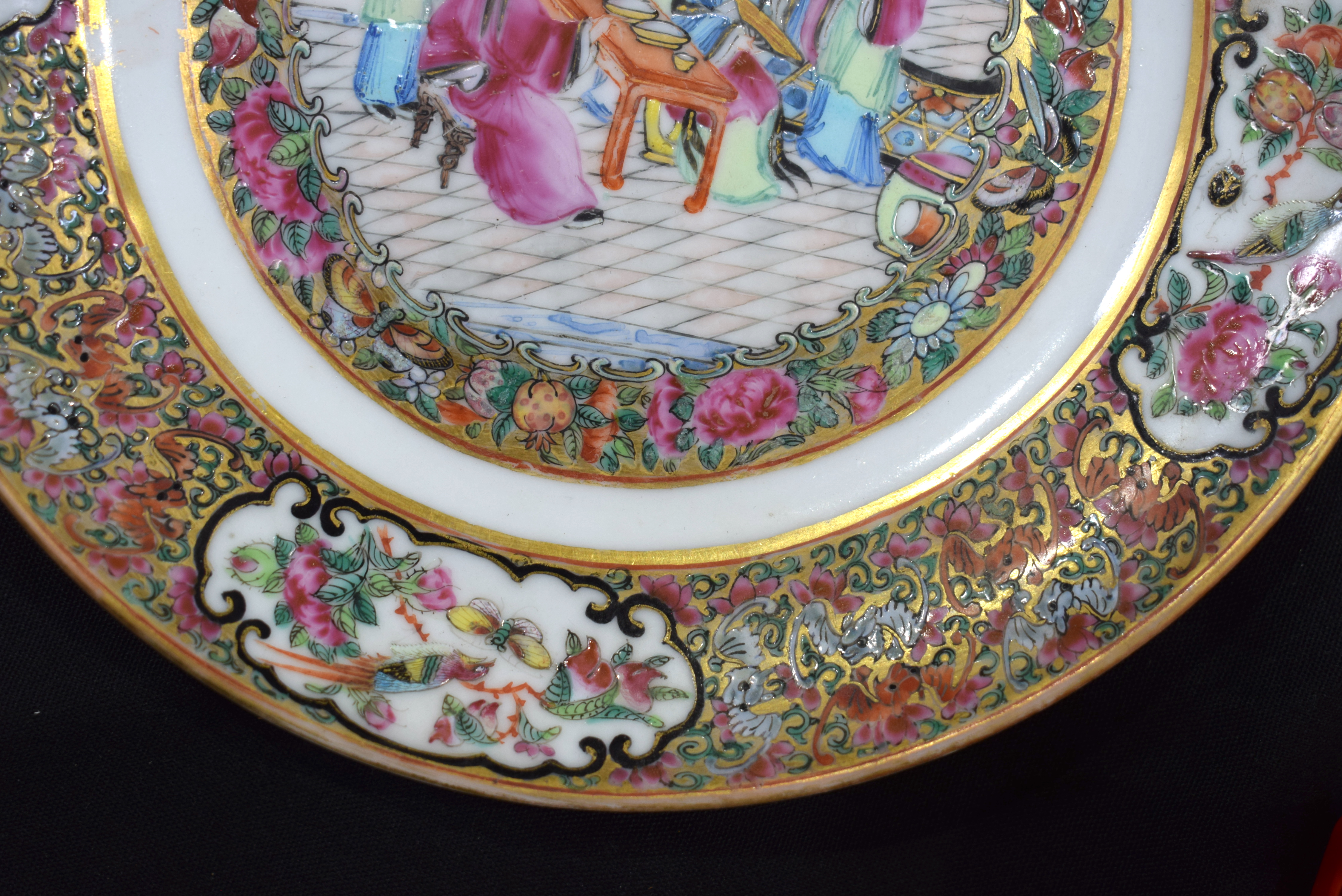 A SET OF FOUR 19TH CENTURY CHINESE CANTON FAMILLE ROSE PLATES Qing. 19 cm diameter. (4) - Bild 13 aus 30