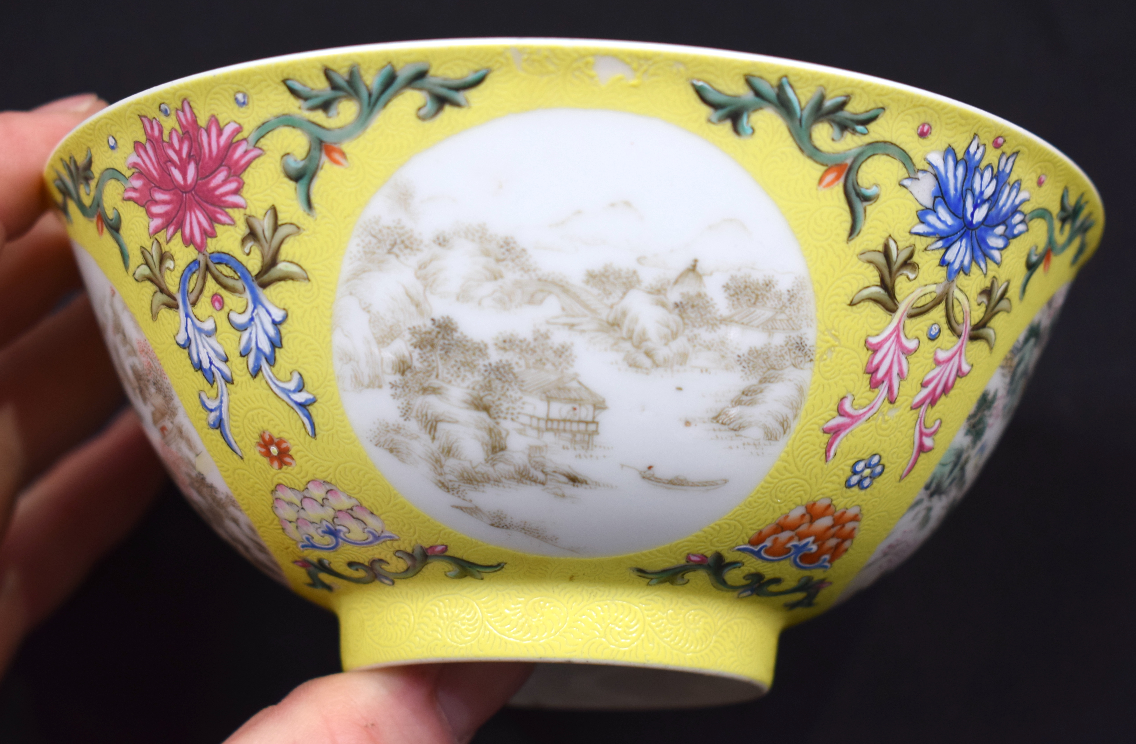 AN EARLY 20TH CENTURY CHINESE FAMILLE ROSE SCRAFITO PORCELAIN BOWL Late Qing/Republic, enamelled wit - Bild 7 aus 12