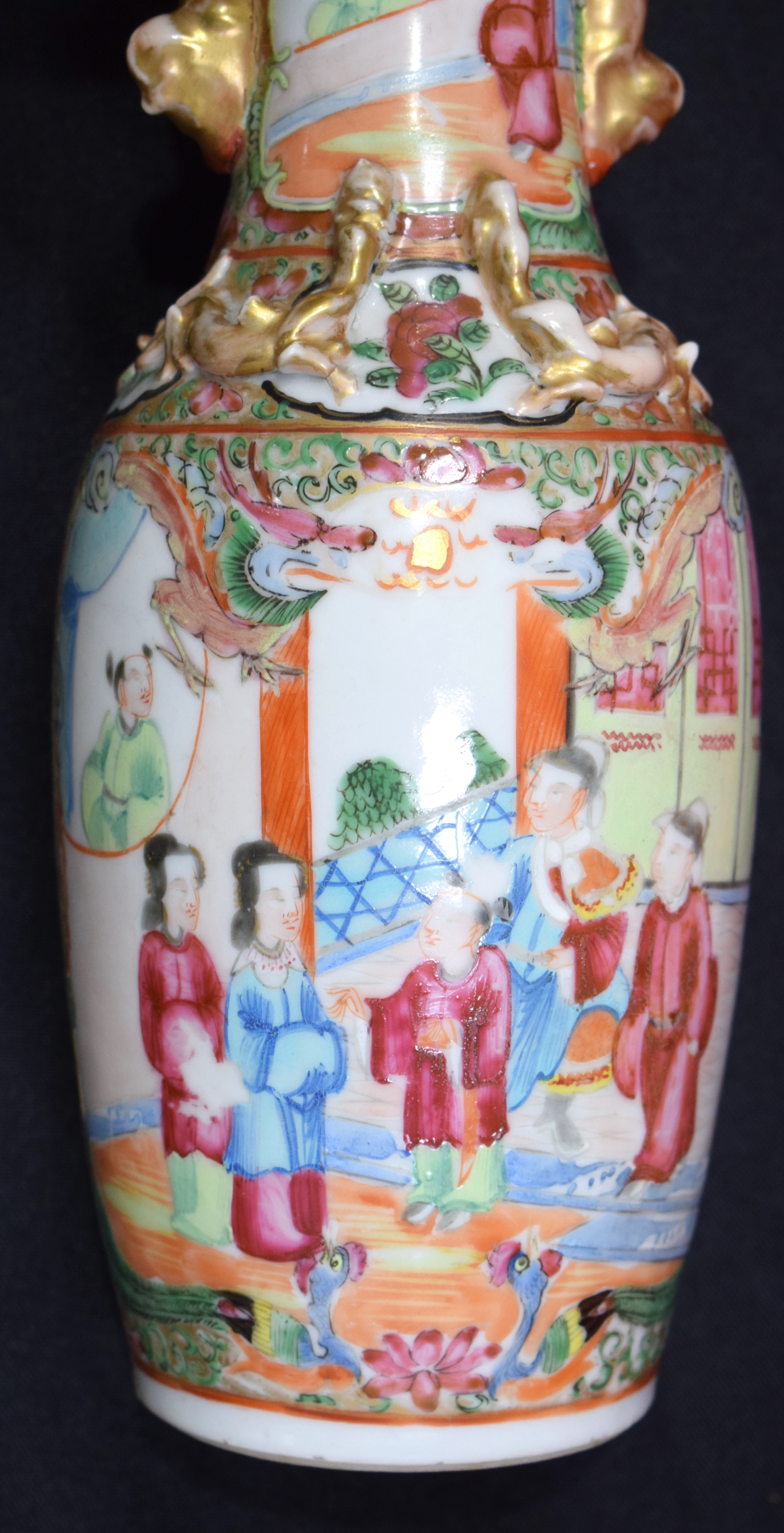 A SET OF THREE 19TH CENTURY CHINESE CANTON FAMILLE ROSE VASES Qing. Largest 28 cm high. (3) - Bild 19 aus 25