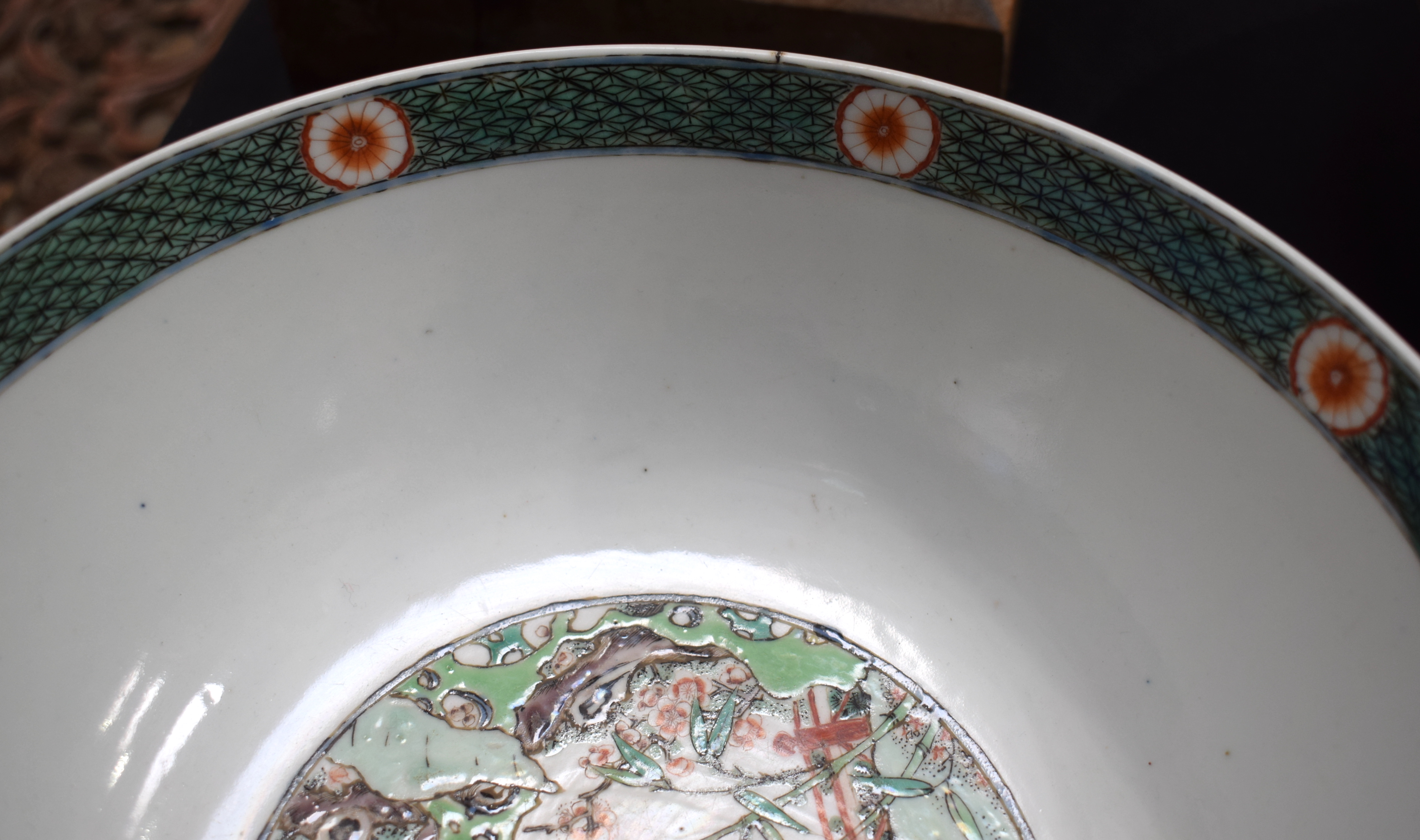 A LARGE EARLY 18TH CENTURY CHINESE FAMILLE VERTE PORCELAIN BOWL Late Kangxi, painted with bold folia - Bild 12 aus 17