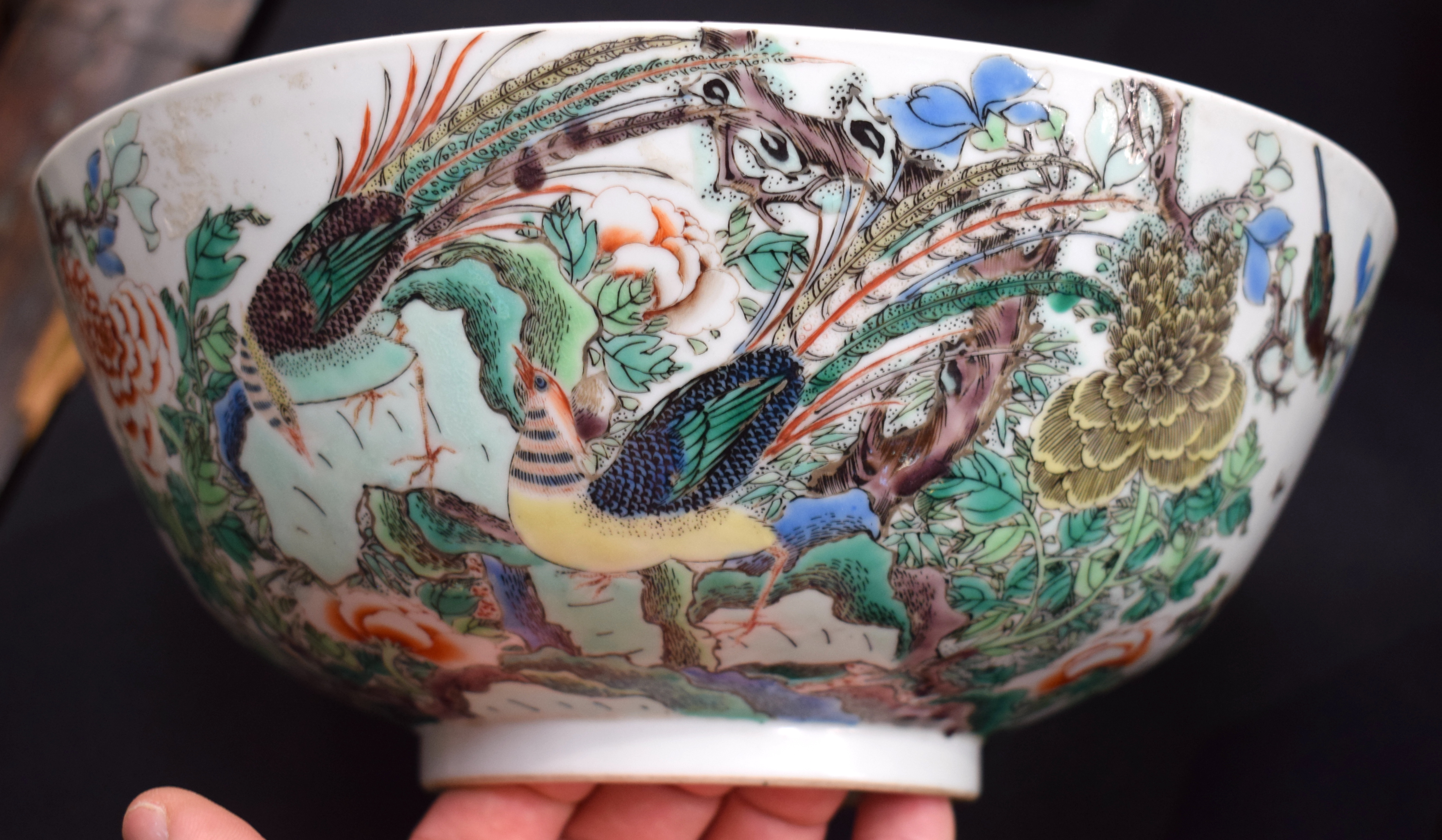 A LARGE EARLY 18TH CENTURY CHINESE FAMILLE VERTE PORCELAIN BOWL Late Kangxi, painted with bold folia - Bild 5 aus 17