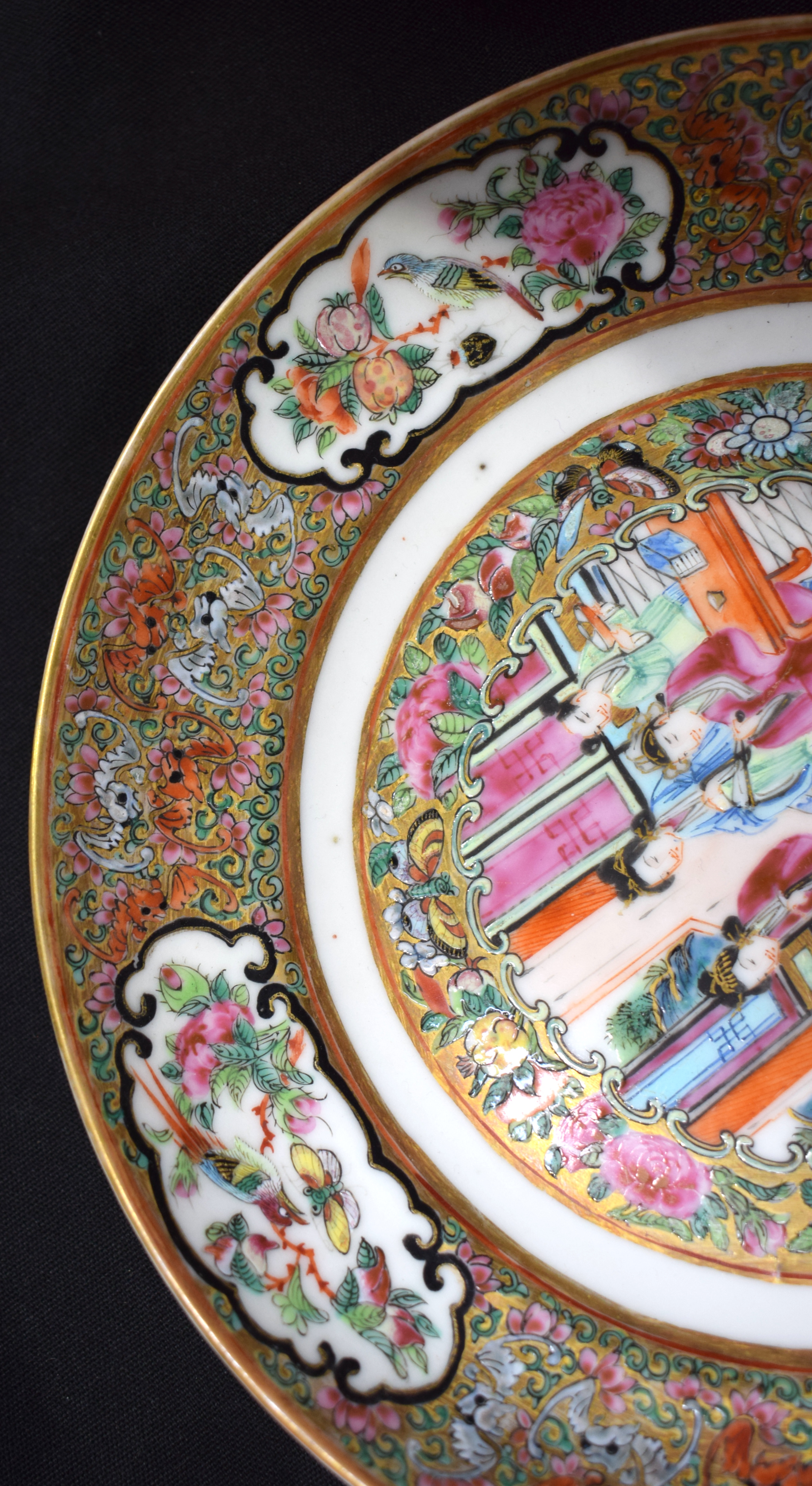 A SET OF FOUR 19TH CENTURY CHINESE CANTON FAMILLE ROSE PLATES Qing. 19 cm diameter. (4) - Bild 18 aus 30