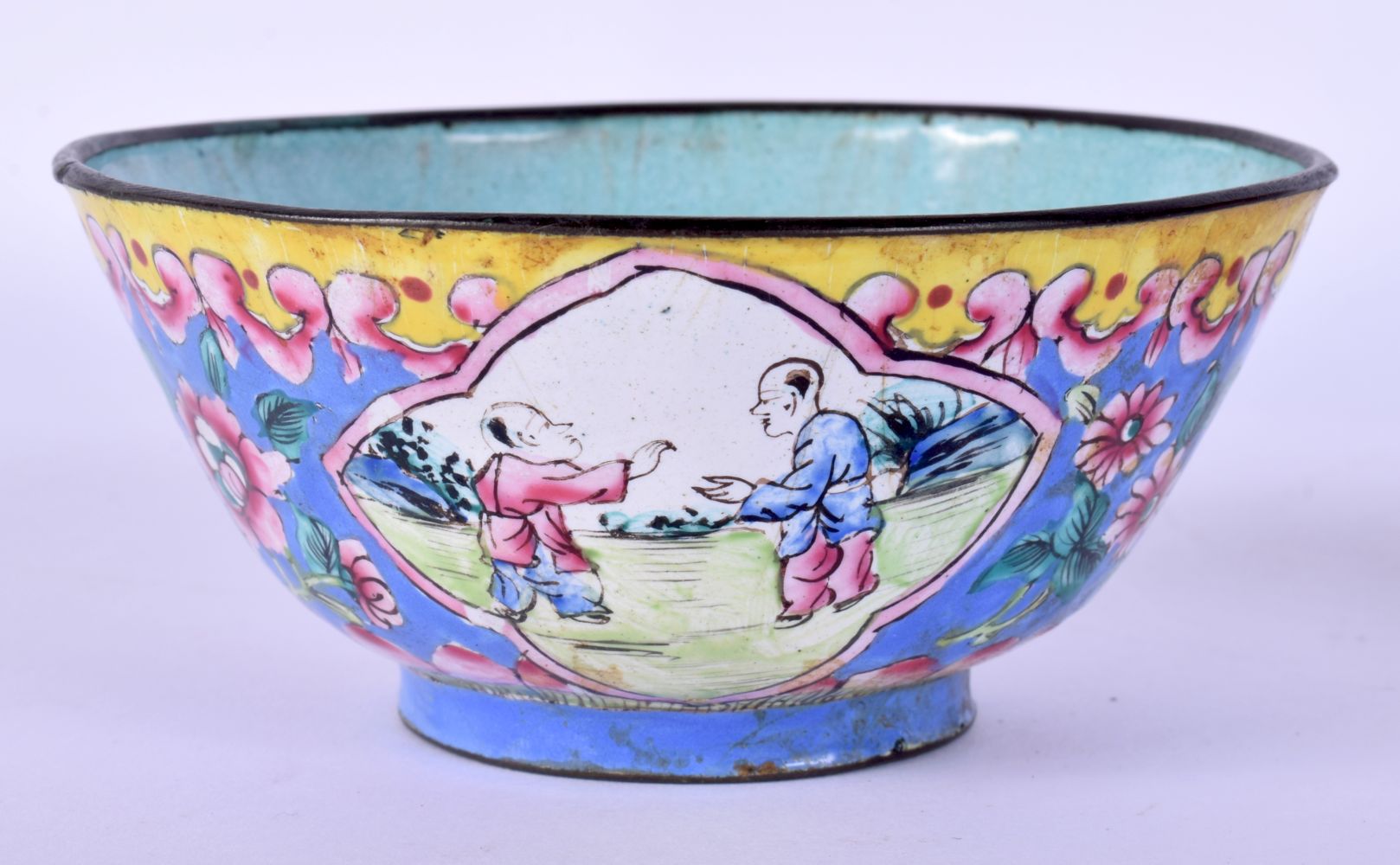 A 19TH CENTURY CHINESE CANTON ENAMEL TEABOWL together with a Cinnabar lacquer egg. Largest 8 cm diam - Bild 2 aus 5