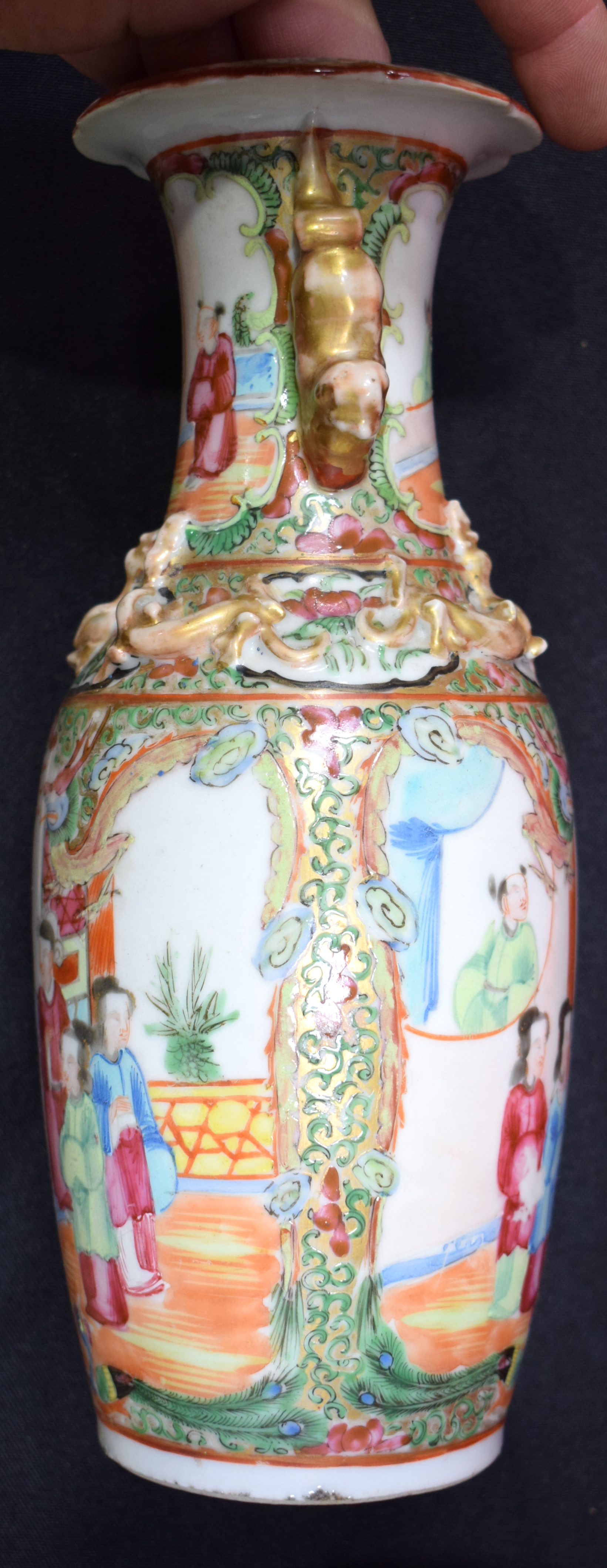 A SET OF THREE 19TH CENTURY CHINESE CANTON FAMILLE ROSE VASES Qing. Largest 28 cm high. (3) - Bild 22 aus 25