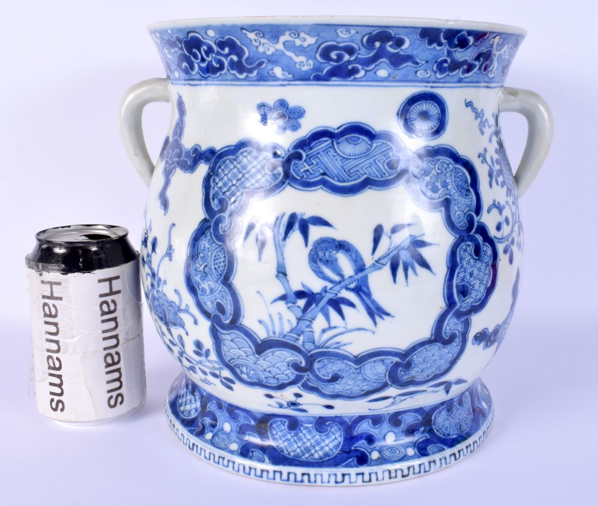 A LARGE 17TH/18TH CENTURY CHINESE BLUE AND WHITE PORCELAIN BOWL Kangxi/Yongzheng, painted with a bir