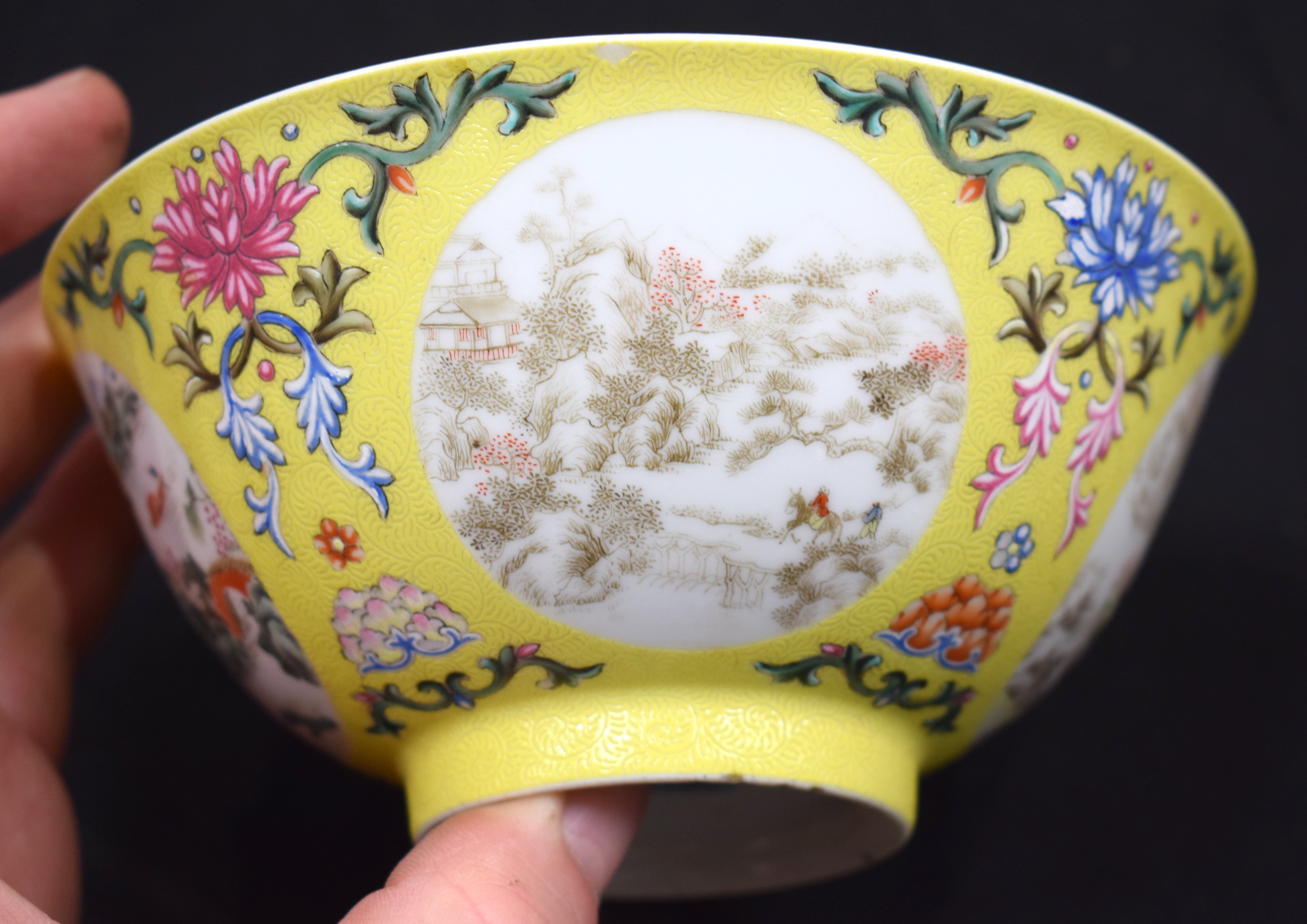 AN EARLY 20TH CENTURY CHINESE FAMILLE ROSE SCRAFITO PORCELAIN BOWL Late Qing/Republic, enamelled wit - Bild 8 aus 12