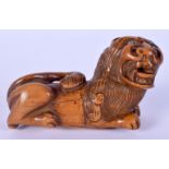 AN 18/19TH CENTURY EUROPEAN CARVED FRUITWOOD TREEN SNUFF BOX in the form of a scowling lion. 10 cm x