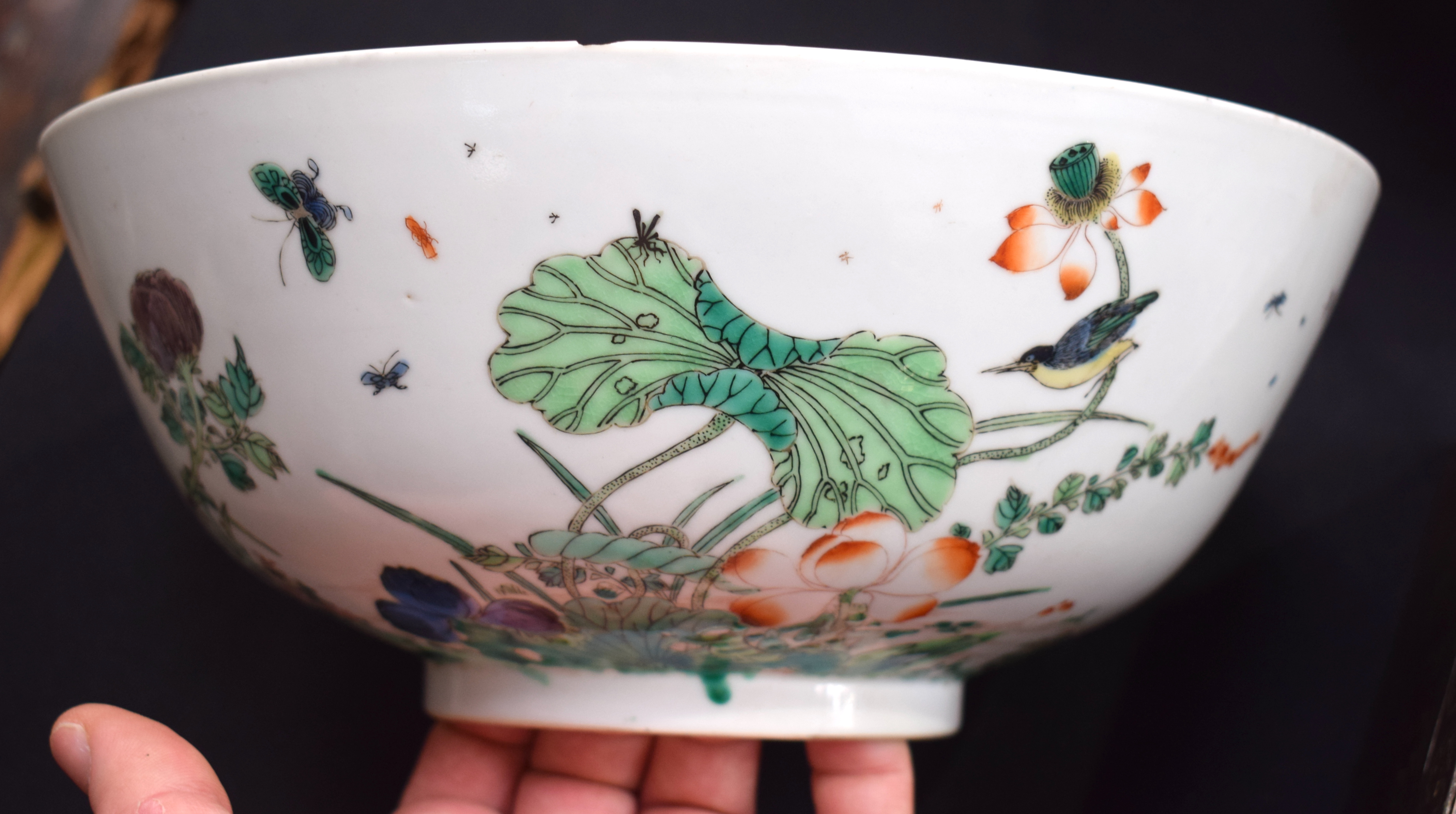 A LARGE EARLY 18TH CENTURY CHINESE FAMILLE VERTE PORCELAIN BOWL Late Kangxi, painted with bold folia - Bild 7 aus 17