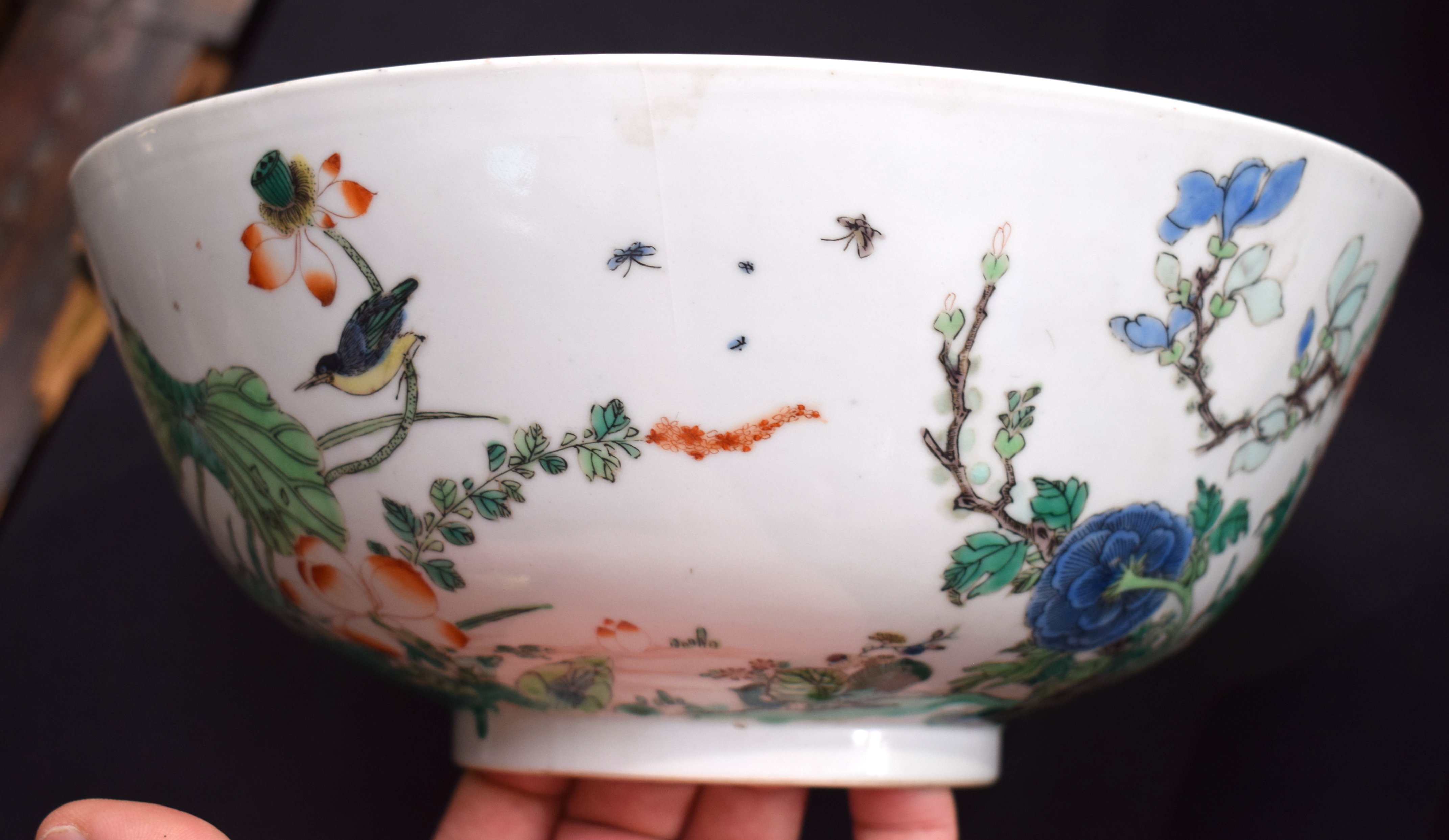 A LARGE EARLY 18TH CENTURY CHINESE FAMILLE VERTE PORCELAIN BOWL Late Kangxi, painted with bold folia - Bild 9 aus 17