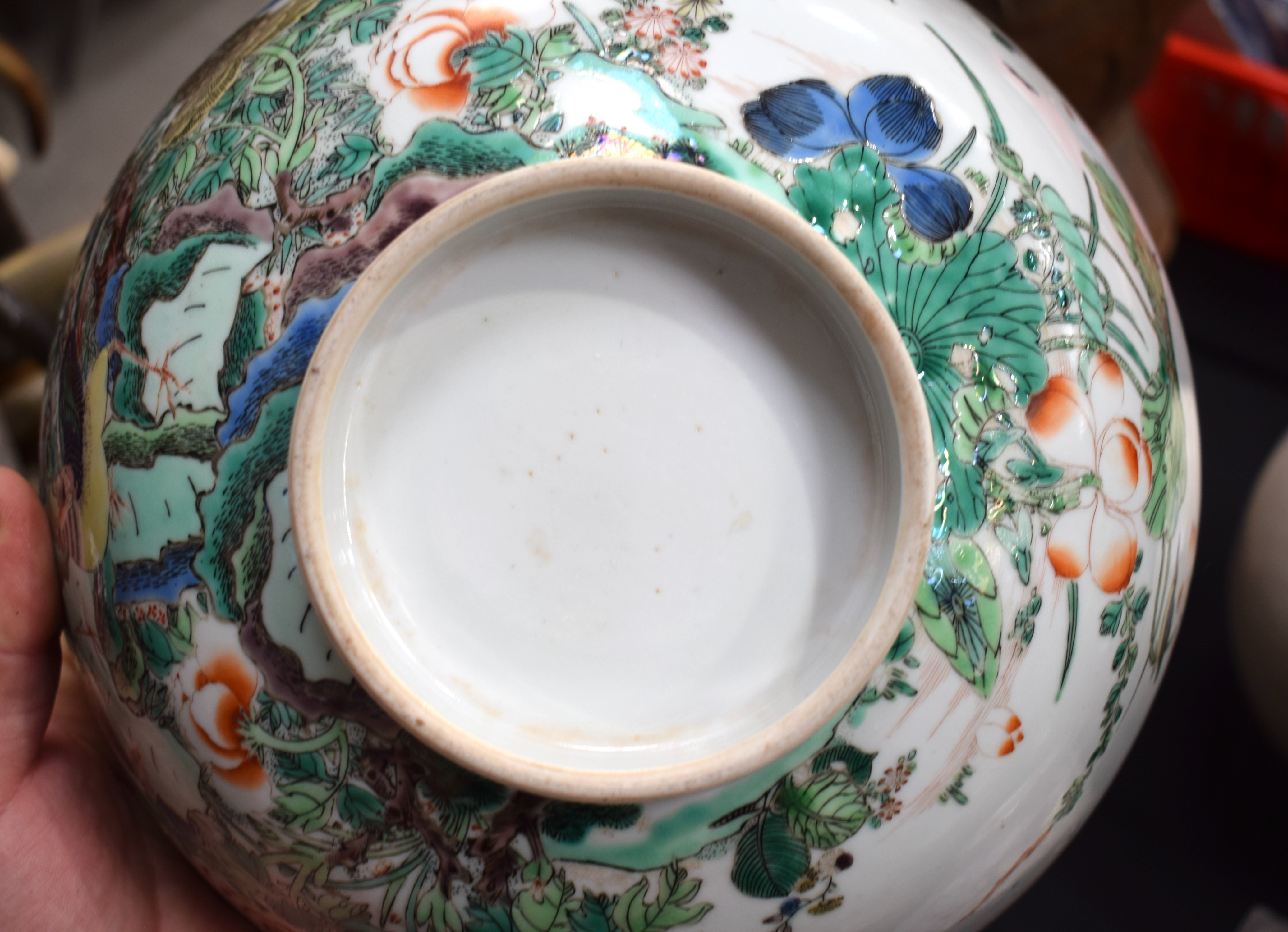 A LARGE EARLY 18TH CENTURY CHINESE FAMILLE VERTE PORCELAIN BOWL Late Kangxi, painted with bold folia - Bild 17 aus 17