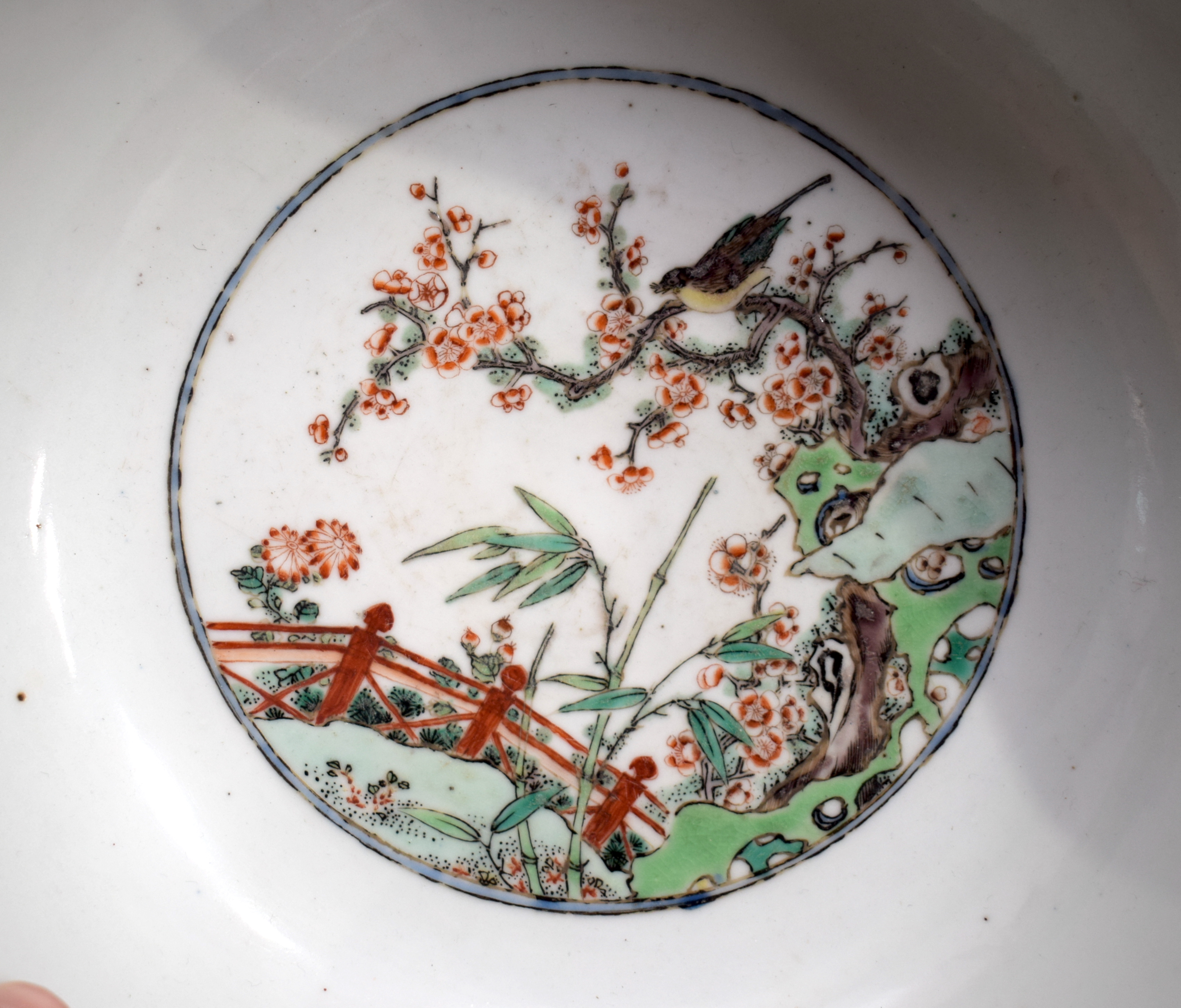 A LARGE EARLY 18TH CENTURY CHINESE FAMILLE VERTE PORCELAIN BOWL Late Kangxi, painted with bold folia - Bild 16 aus 17