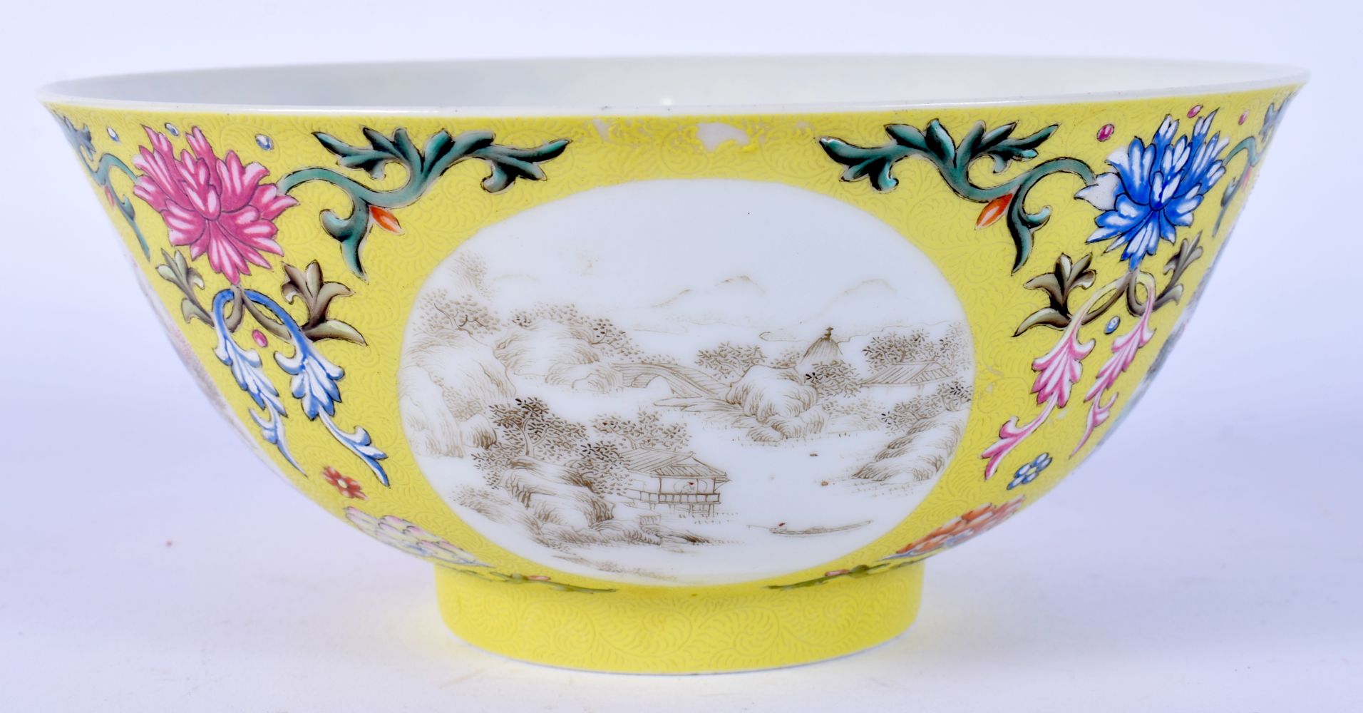 AN EARLY 20TH CENTURY CHINESE FAMILLE ROSE SCRAFITO PORCELAIN BOWL Late Qing/Republic, enamelled wit - Bild 3 aus 12