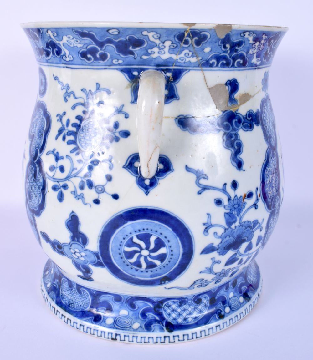 A LARGE 17TH/18TH CENTURY CHINESE BLUE AND WHITE PORCELAIN BOWL Kangxi/Yongzheng, painted with a bir - Bild 2 aus 6