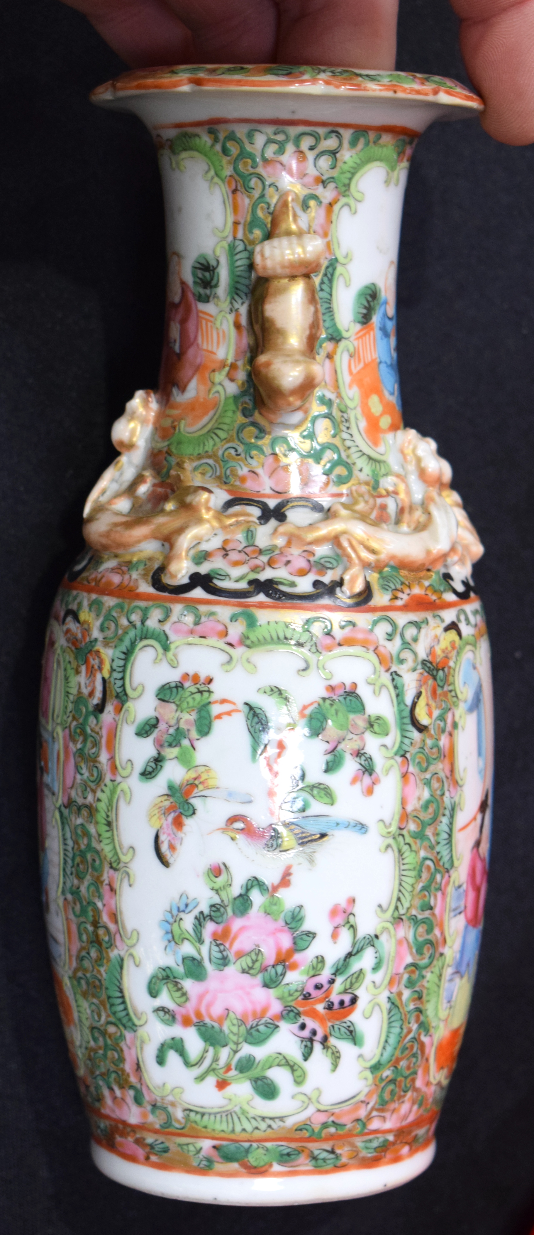 A SET OF THREE 19TH CENTURY CHINESE CANTON FAMILLE ROSE VASES Qing. Largest 28 cm high. (3) - Bild 15 aus 25