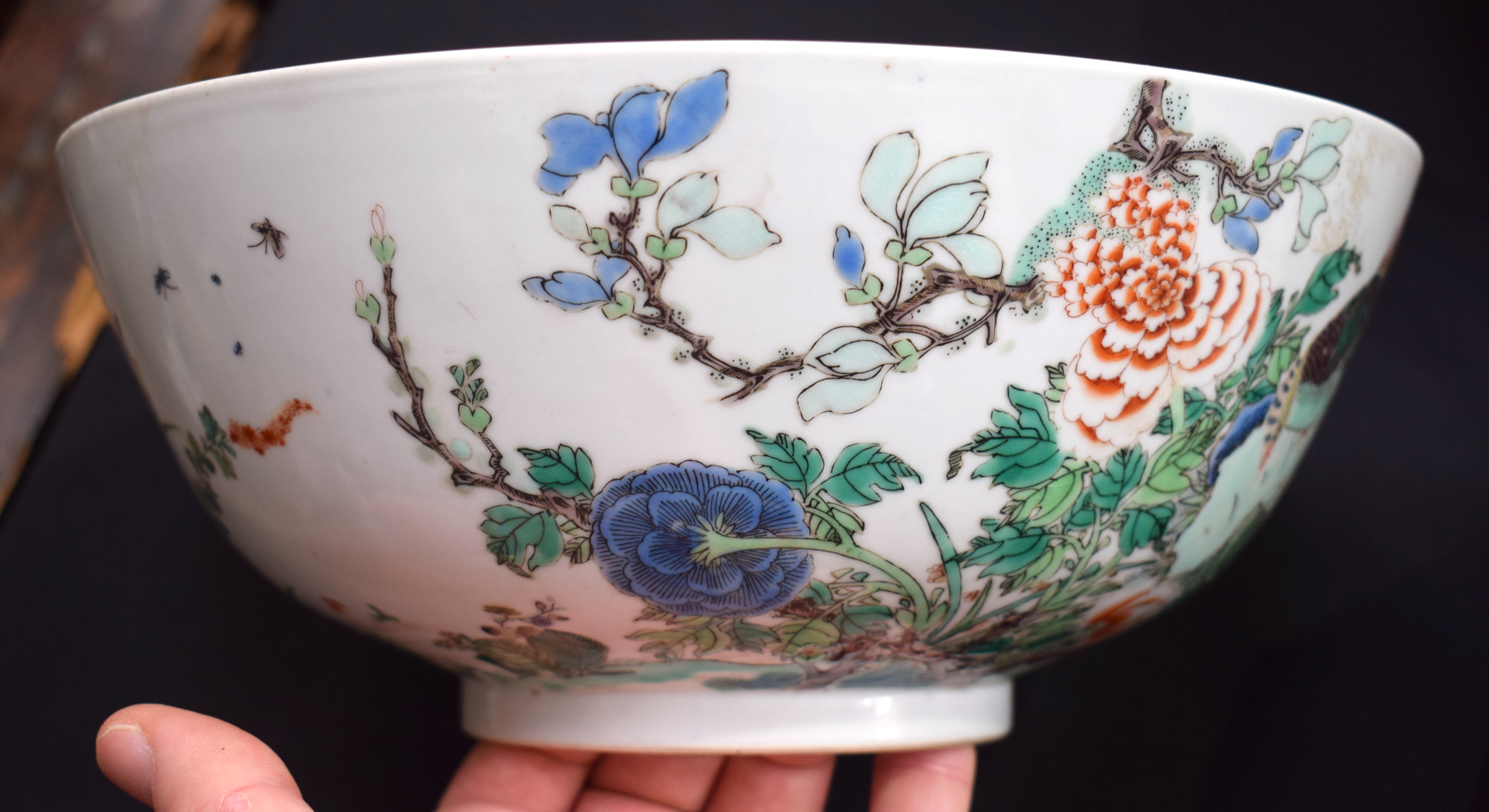 A LARGE EARLY 18TH CENTURY CHINESE FAMILLE VERTE PORCELAIN BOWL Late Kangxi, painted with bold folia - Bild 10 aus 17