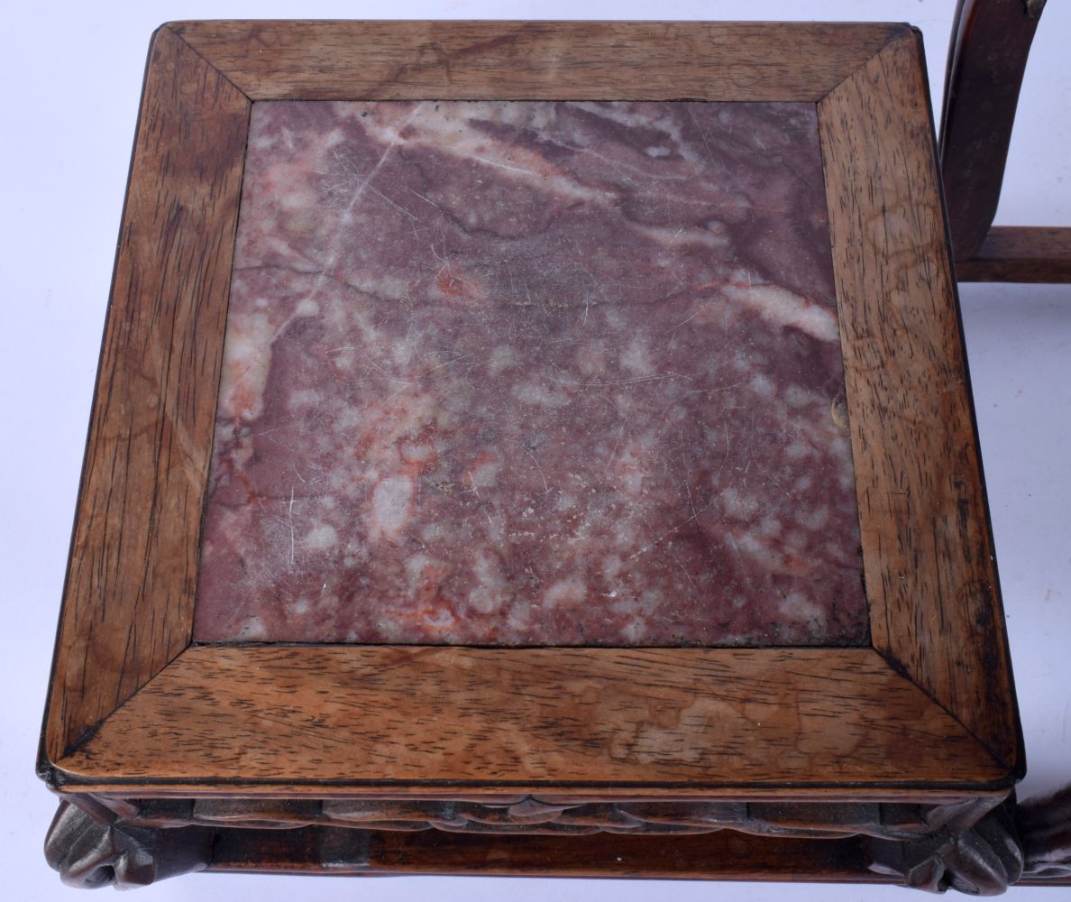 A LARGE 19TH CENTURY CHINESE HARDWOOD MARBLE INSET STAND Qing, of three tier form. 55 cm x 20 cm x 1 - Bild 7 aus 8