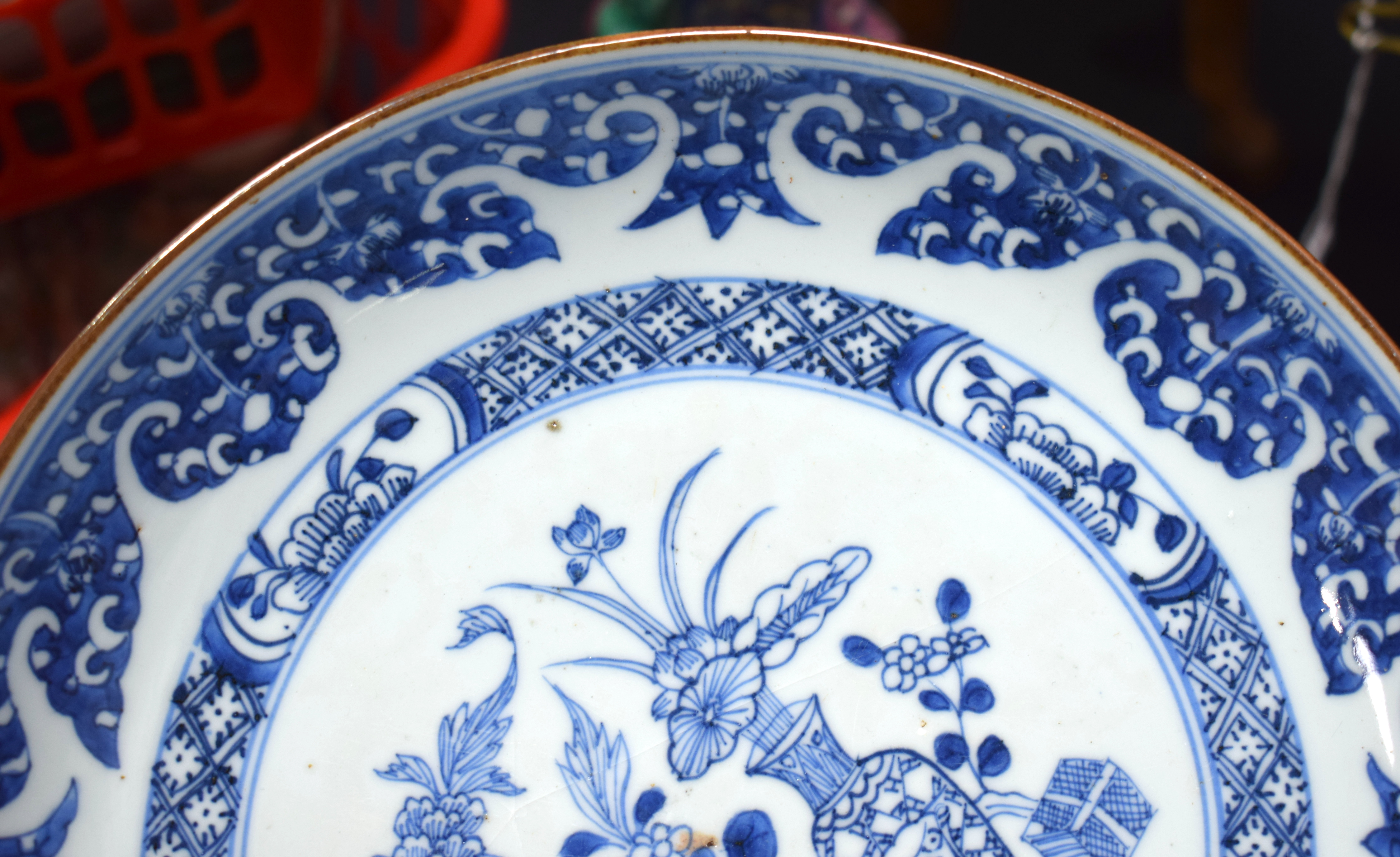 AN 18TH CENTURY CHINESE EXPORT BLUE AND WHITE PLATE Kangxi/Yongzheng, together with a Canton vase & - Bild 22 aus 36