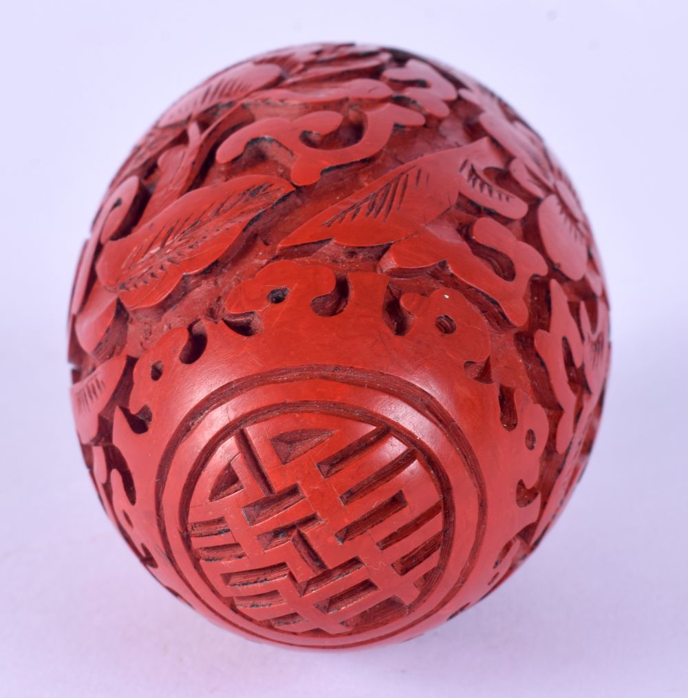 A 19TH CENTURY CHINESE CANTON ENAMEL TEABOWL together with a Cinnabar lacquer egg. Largest 8 cm diam - Bild 5 aus 5