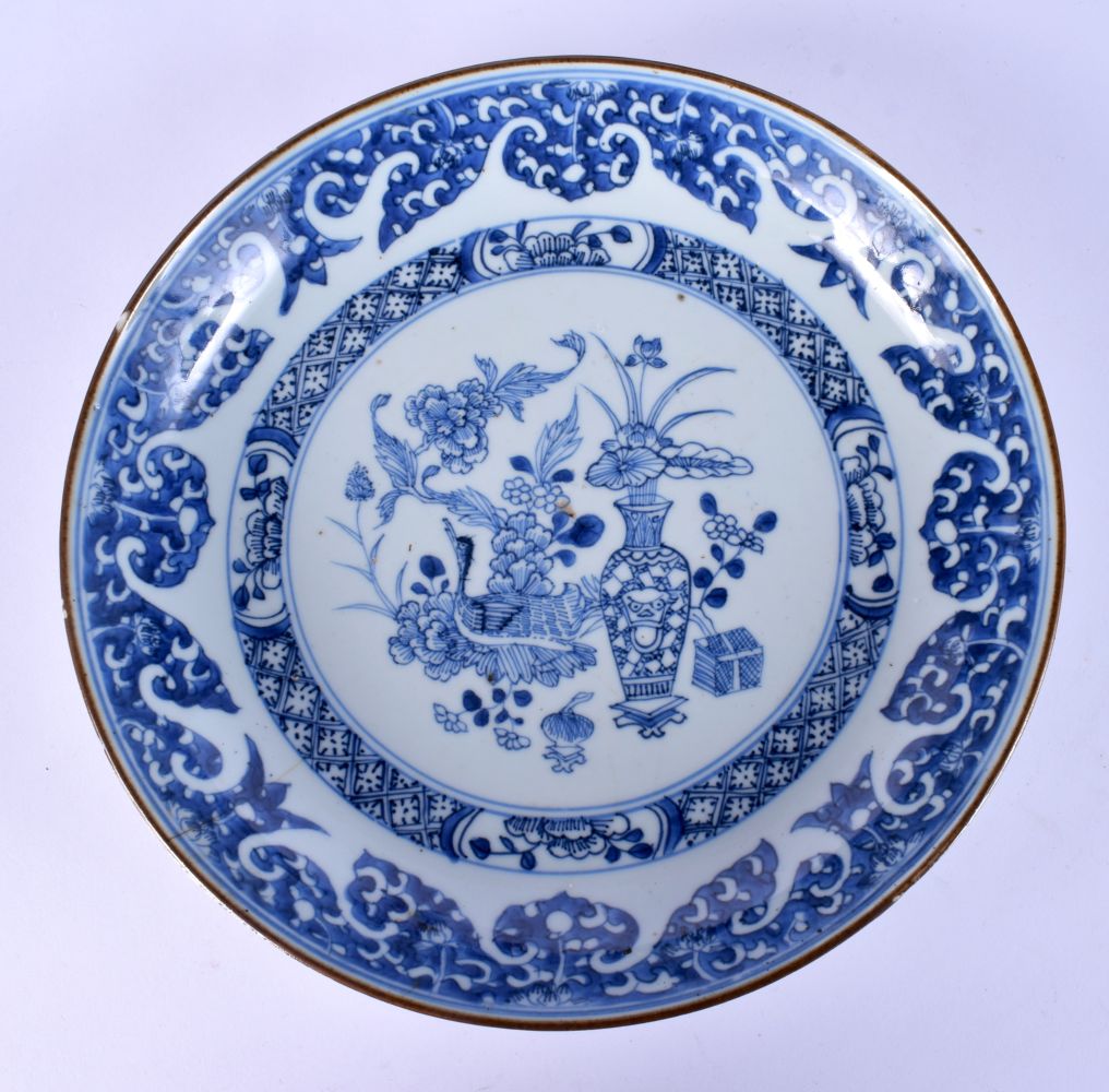 AN 18TH CENTURY CHINESE EXPORT BLUE AND WHITE PLATE Kangxi/Yongzheng, together with a Canton vase & - Bild 2 aus 36