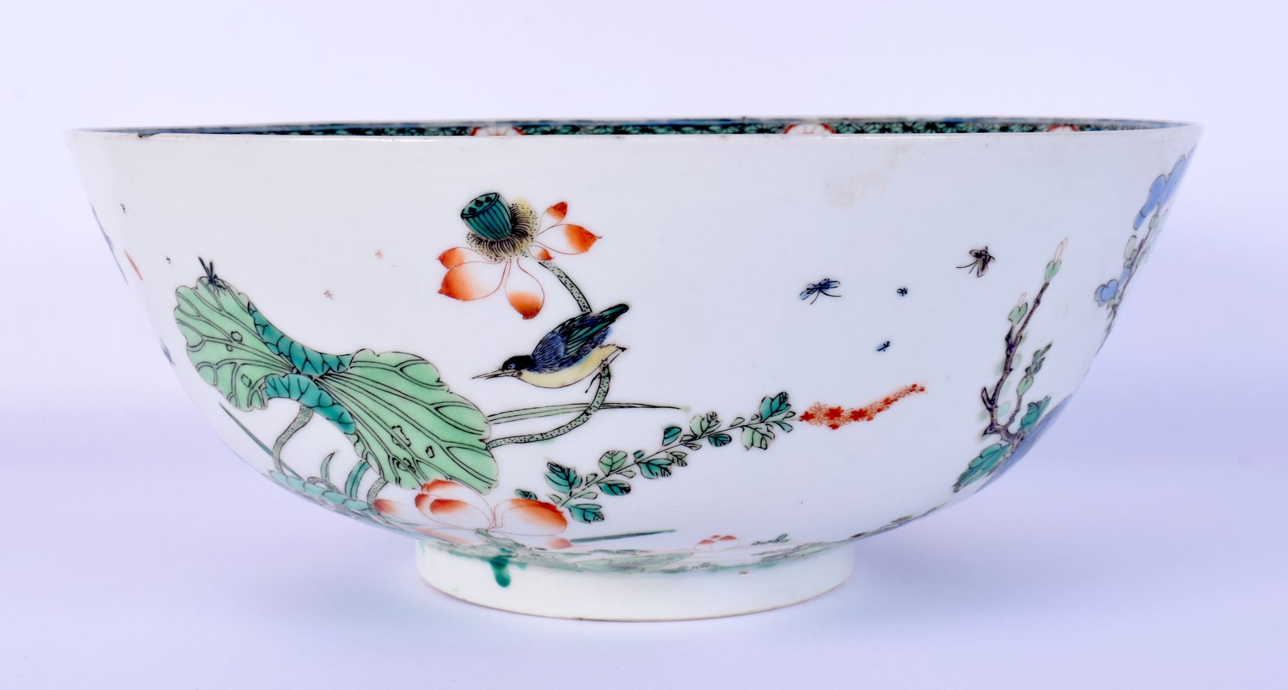 A LARGE EARLY 18TH CENTURY CHINESE FAMILLE VERTE PORCELAIN BOWL Late Kangxi, painted with bold folia - Bild 2 aus 17