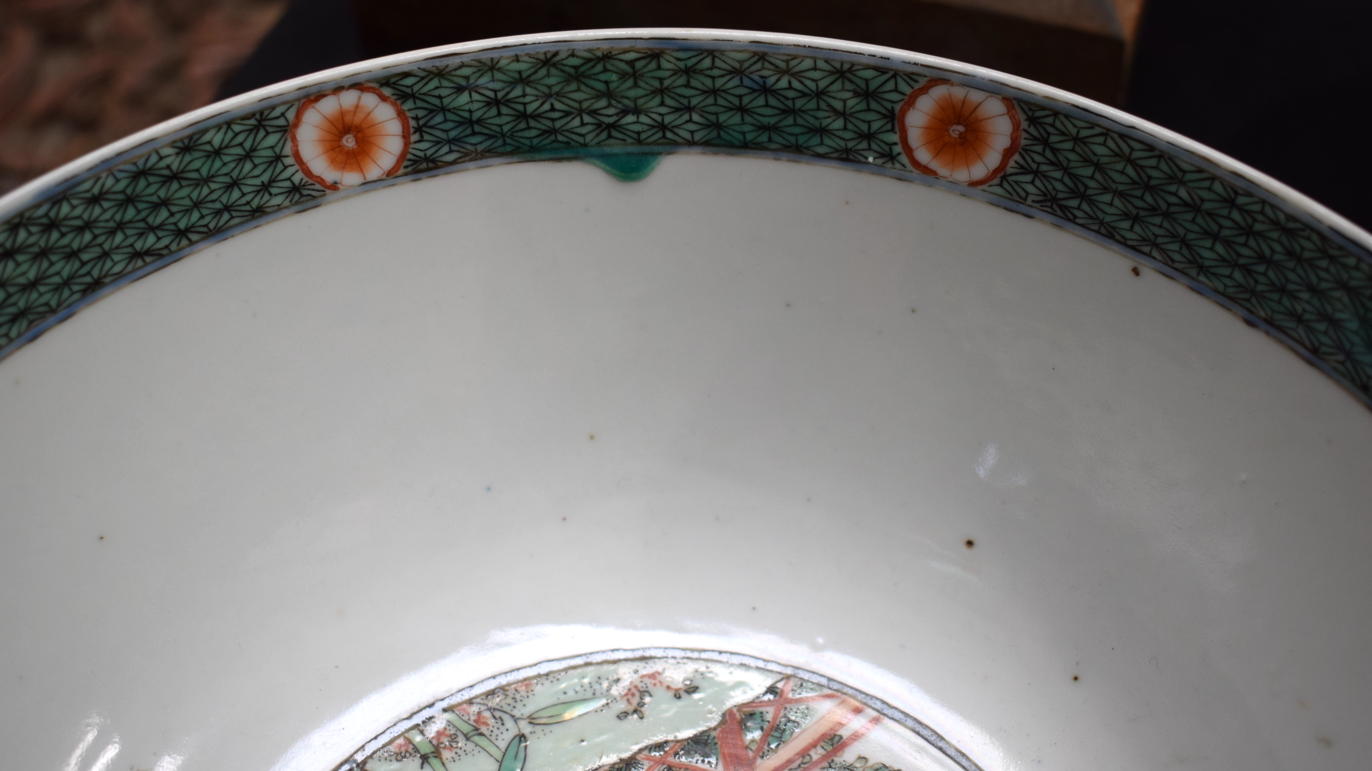 A LARGE EARLY 18TH CENTURY CHINESE FAMILLE VERTE PORCELAIN BOWL Late Kangxi, painted with bold folia - Bild 14 aus 17