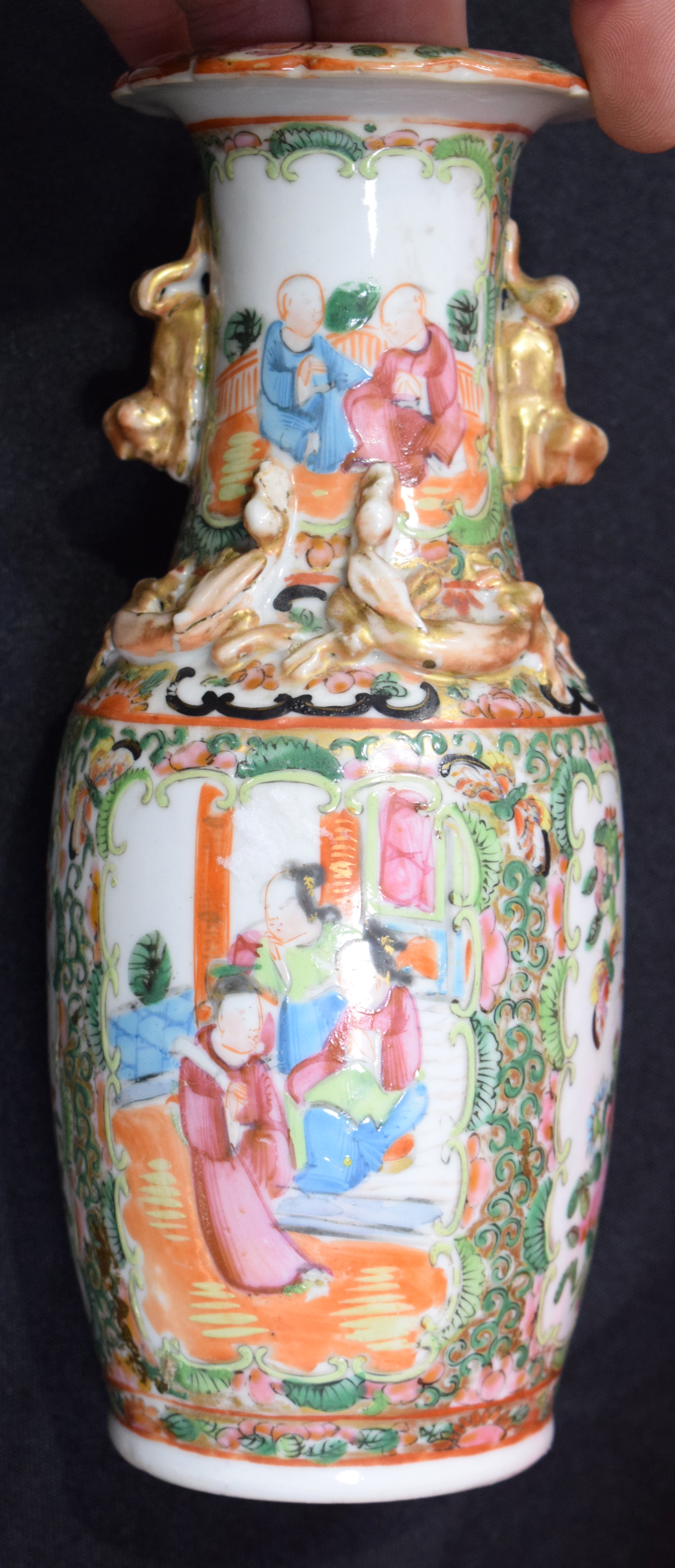 A SET OF THREE 19TH CENTURY CHINESE CANTON FAMILLE ROSE VASES Qing. Largest 28 cm high. (3) - Bild 14 aus 25