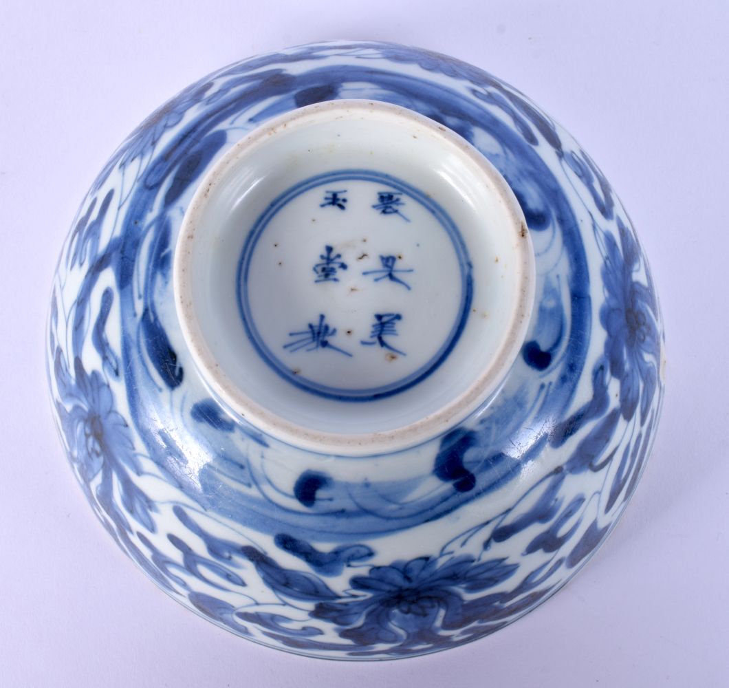 A 17TH/18TH CENTURY CHINESE BLUE AND WHITE PORCELAIN BOWL Kangxi/Yongzheng, painted with flowers. 14 - Bild 4 aus 4