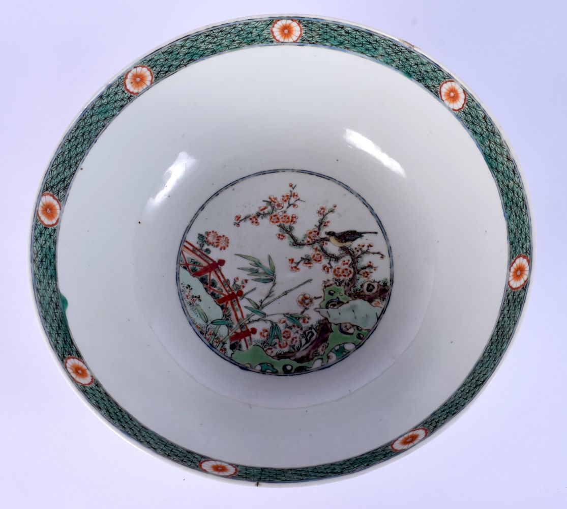 A LARGE EARLY 18TH CENTURY CHINESE FAMILLE VERTE PORCELAIN BOWL Late Kangxi, painted with bold folia - Bild 3 aus 17