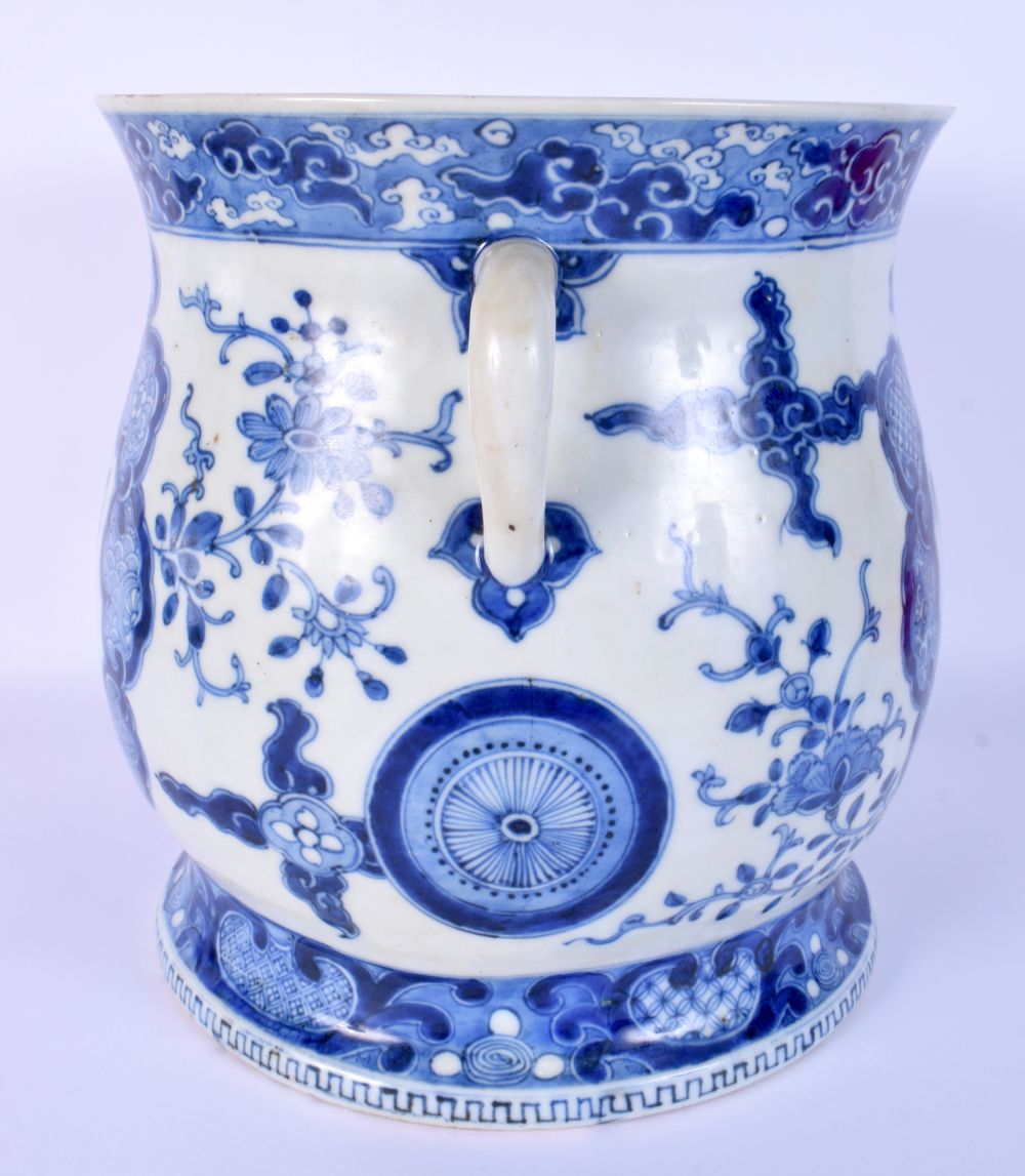 A LARGE 17TH/18TH CENTURY CHINESE BLUE AND WHITE PORCELAIN BOWL Kangxi/Yongzheng, painted with a bir - Bild 4 aus 6