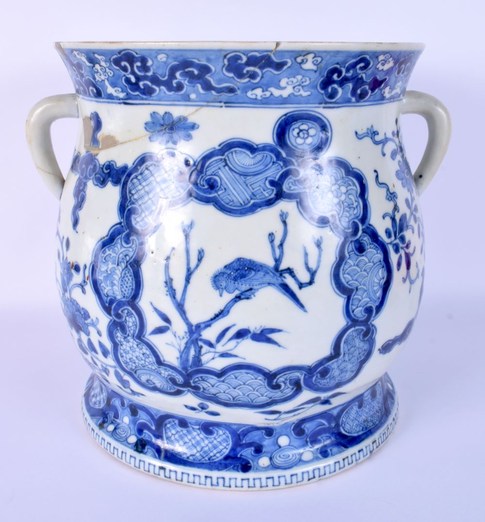 A LARGE 17TH/18TH CENTURY CHINESE BLUE AND WHITE PORCELAIN BOWL Kangxi/Yongzheng, painted with a bir - Bild 3 aus 6