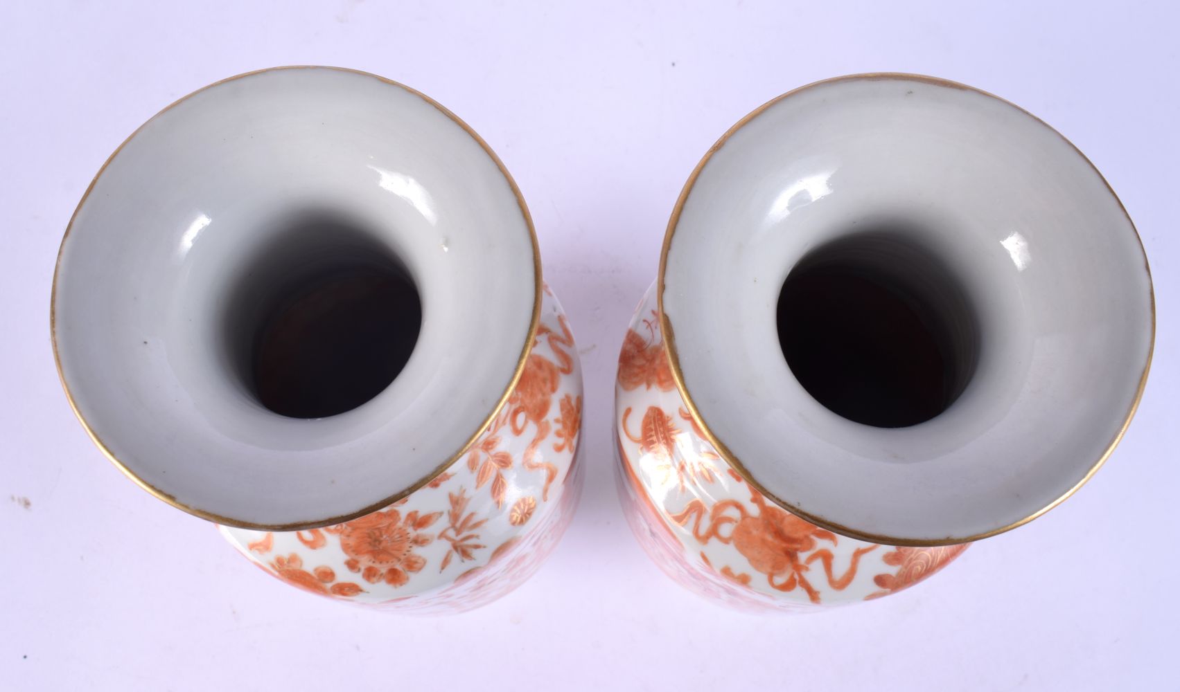 A PAIR OF 19TH CENTURY CHINESE ROUGE DE FER PORCELAIN VASES Qing. 27 cm high overall. - Bild 4 aus 19