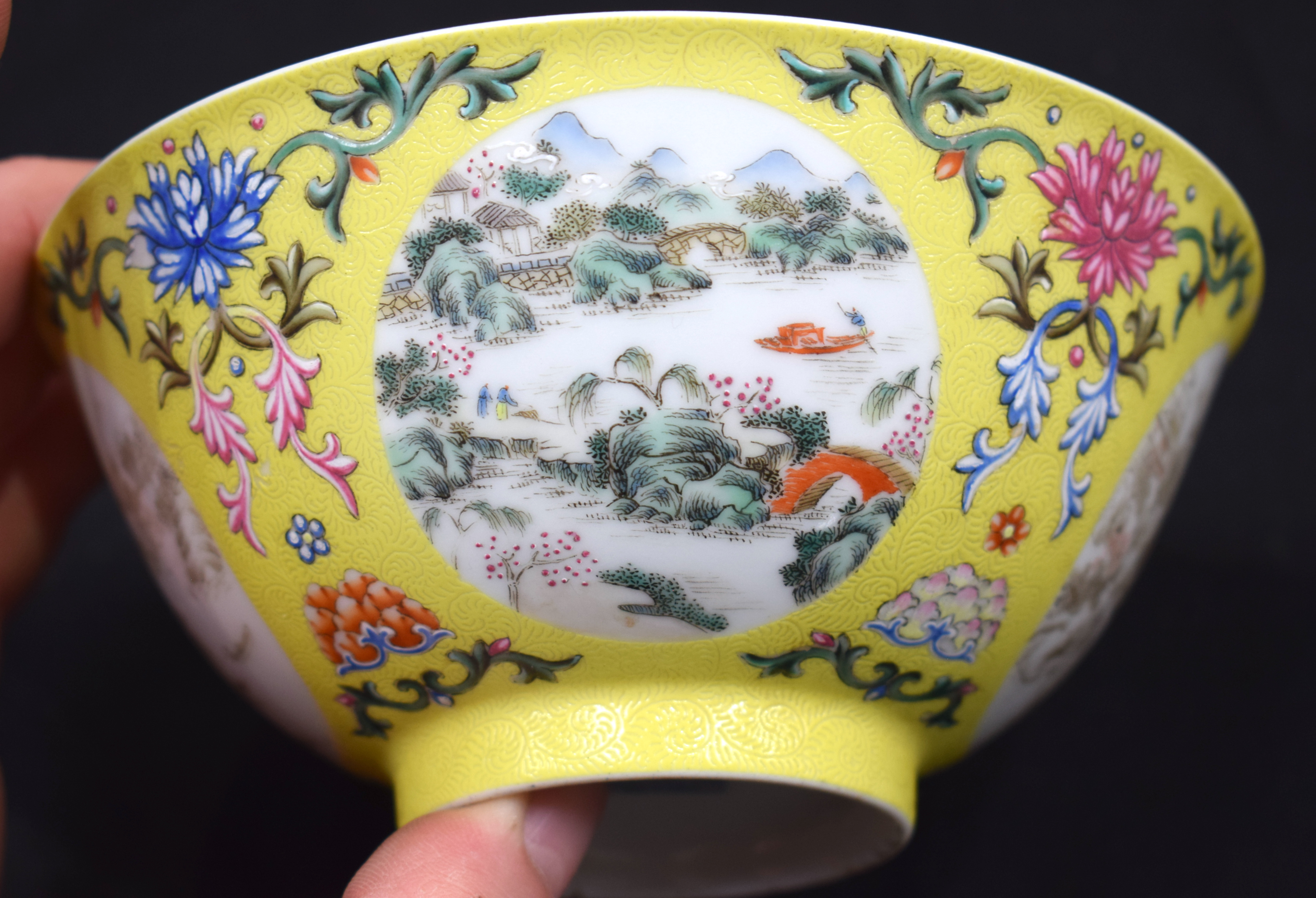 AN EARLY 20TH CENTURY CHINESE FAMILLE ROSE SCRAFITO PORCELAIN BOWL Late Qing/Republic, enamelled wit - Bild 9 aus 12