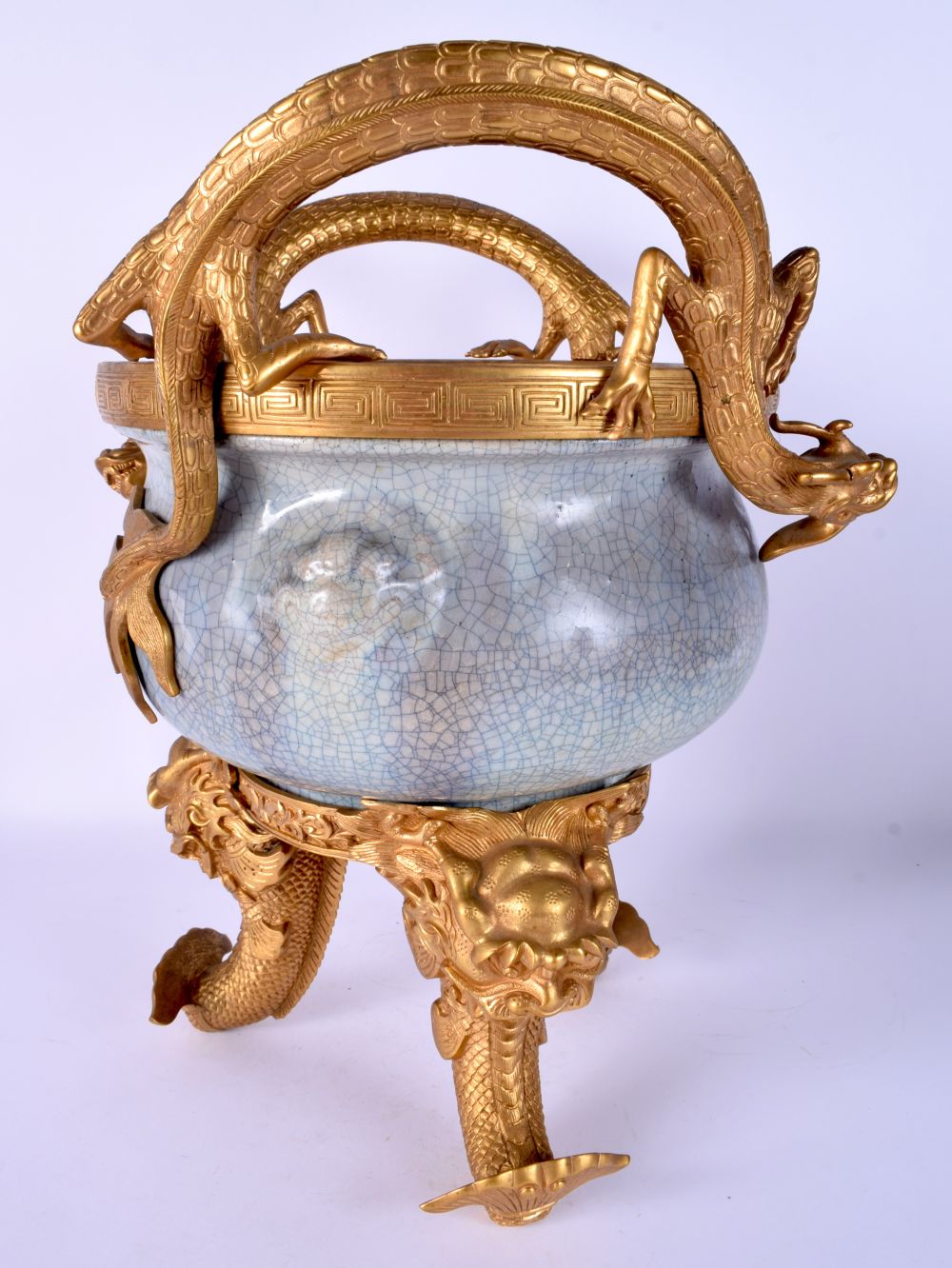 A RARE 19TH CENTURY CHINESE BRONZE MOUNTED GE TYPE CENSER overlaid with stylised dragon handles. 33 - Bild 2 aus 6