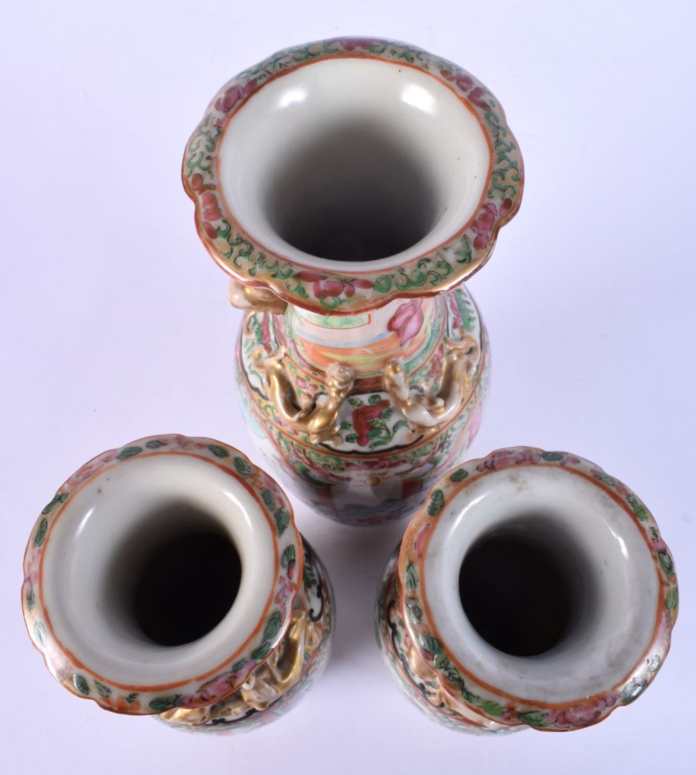 A SET OF THREE 19TH CENTURY CHINESE CANTON FAMILLE ROSE VASES Qing. Largest 28 cm high. (3) - Bild 5 aus 25