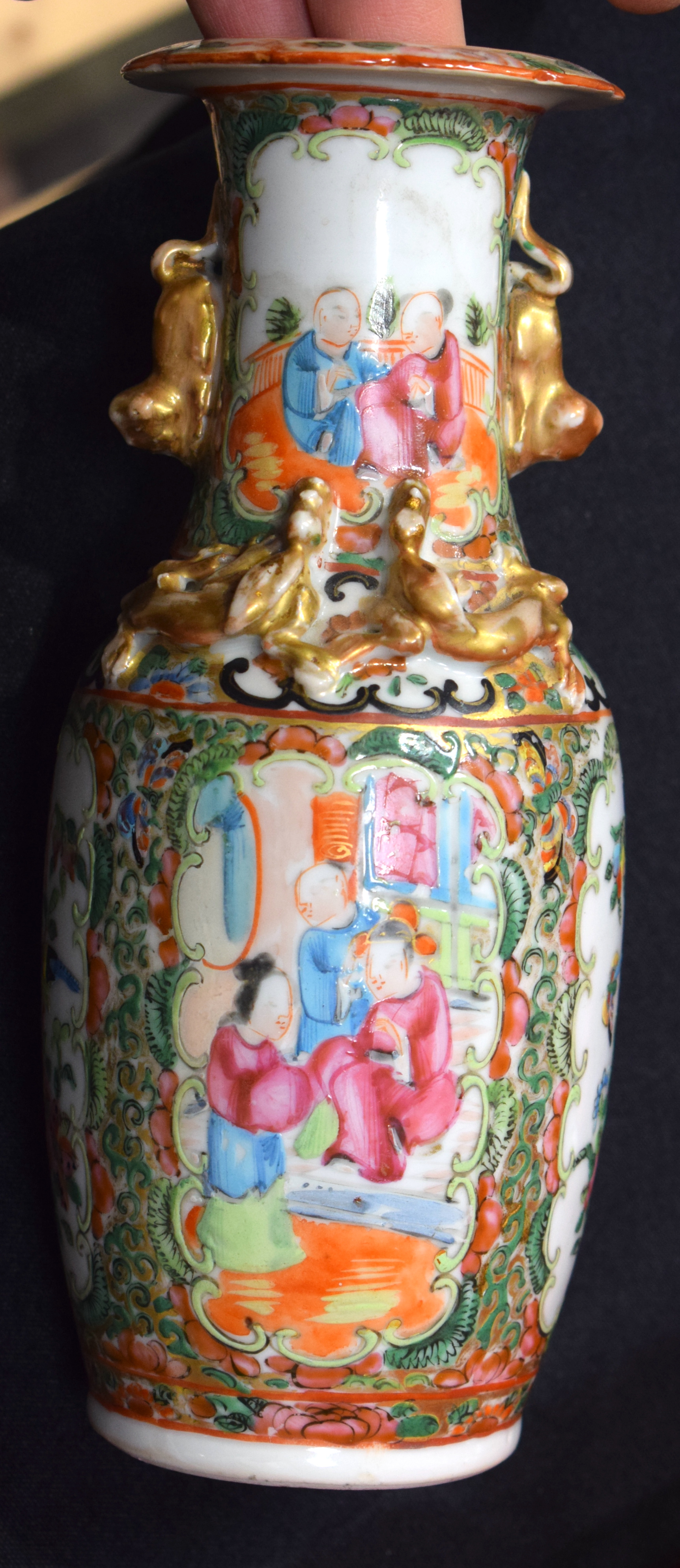 A SET OF THREE 19TH CENTURY CHINESE CANTON FAMILLE ROSE VASES Qing. Largest 28 cm high. (3) - Bild 25 aus 25