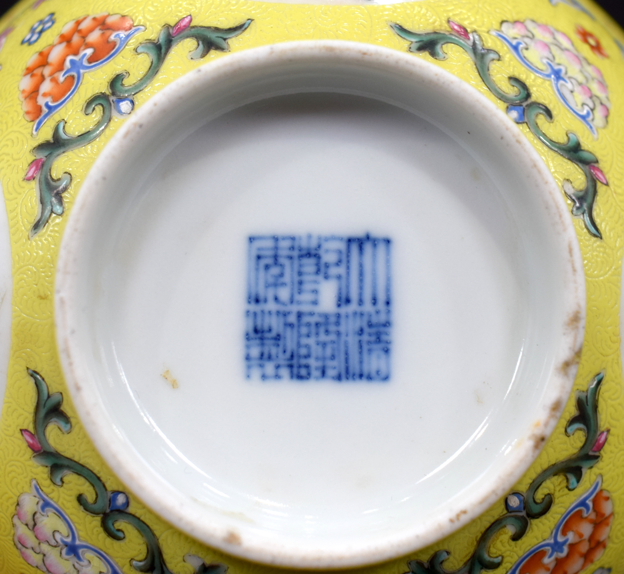 AN EARLY 20TH CENTURY CHINESE FAMILLE ROSE SCRAFITO PORCELAIN BOWL Late Qing/Republic, enamelled wit - Bild 12 aus 12