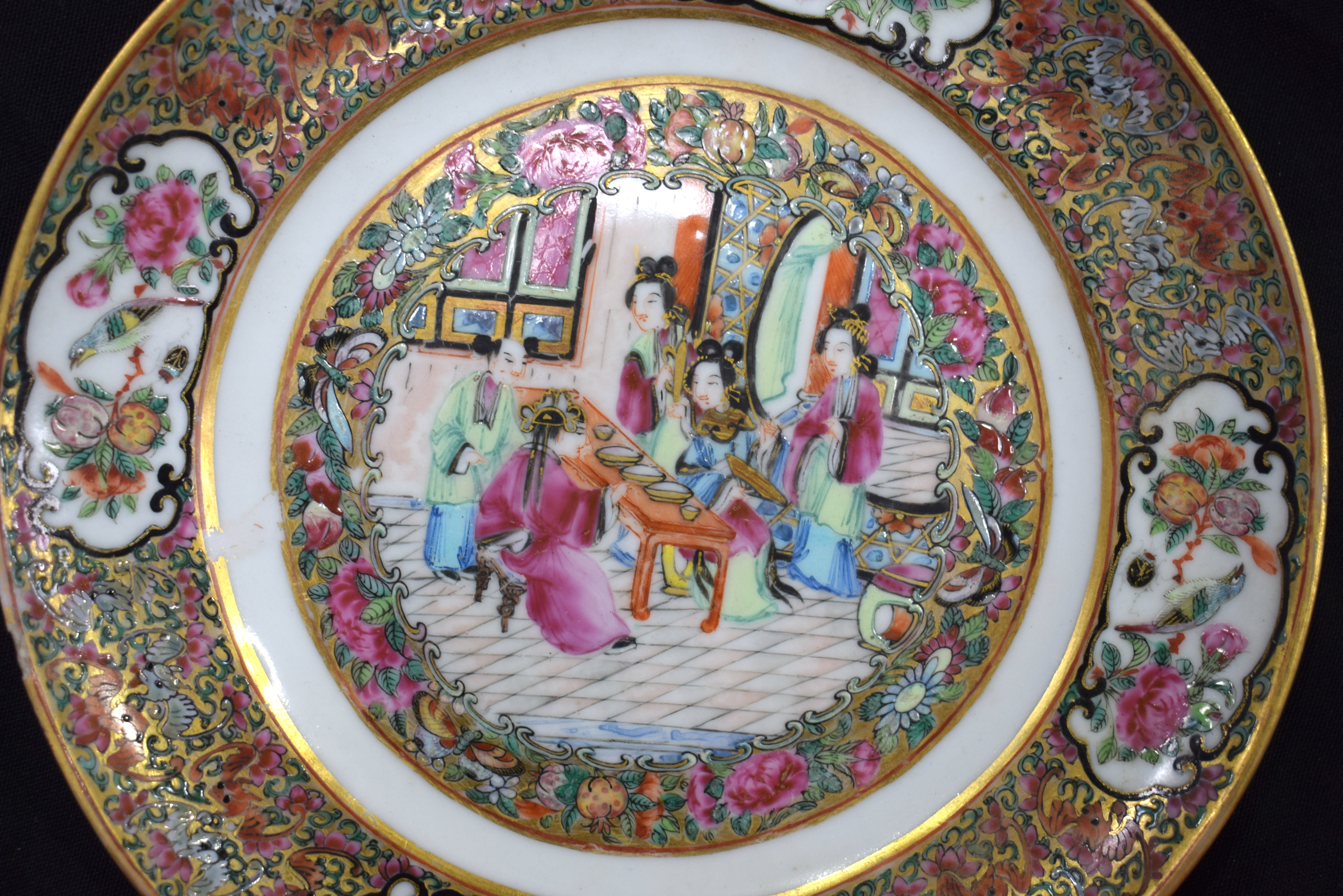 A SET OF FOUR 19TH CENTURY CHINESE CANTON FAMILLE ROSE PLATES Qing. 19 cm diameter. (4) - Bild 15 aus 30