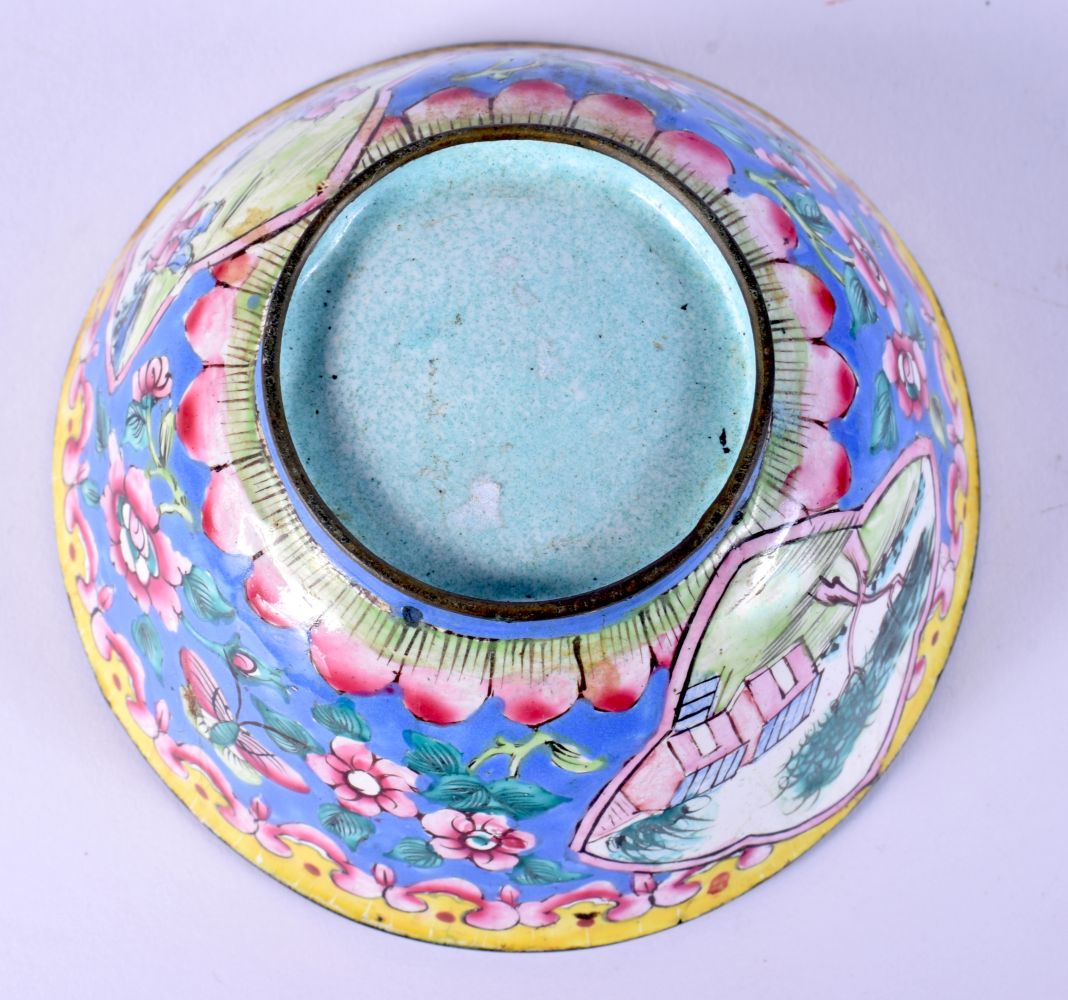 A 19TH CENTURY CHINESE CANTON ENAMEL TEABOWL together with a Cinnabar lacquer egg. Largest 8 cm diam - Bild 3 aus 5