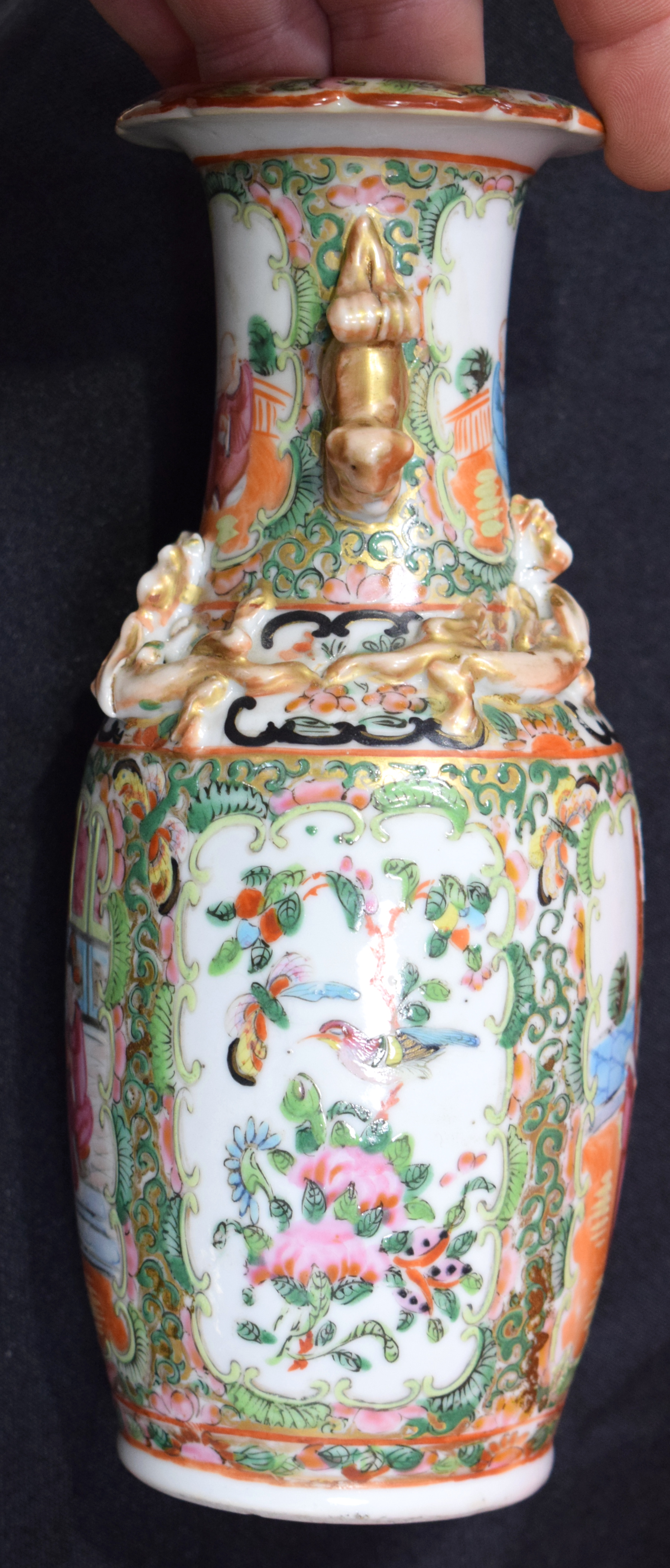 A SET OF THREE 19TH CENTURY CHINESE CANTON FAMILLE ROSE VASES Qing. Largest 28 cm high. (3) - Bild 13 aus 25